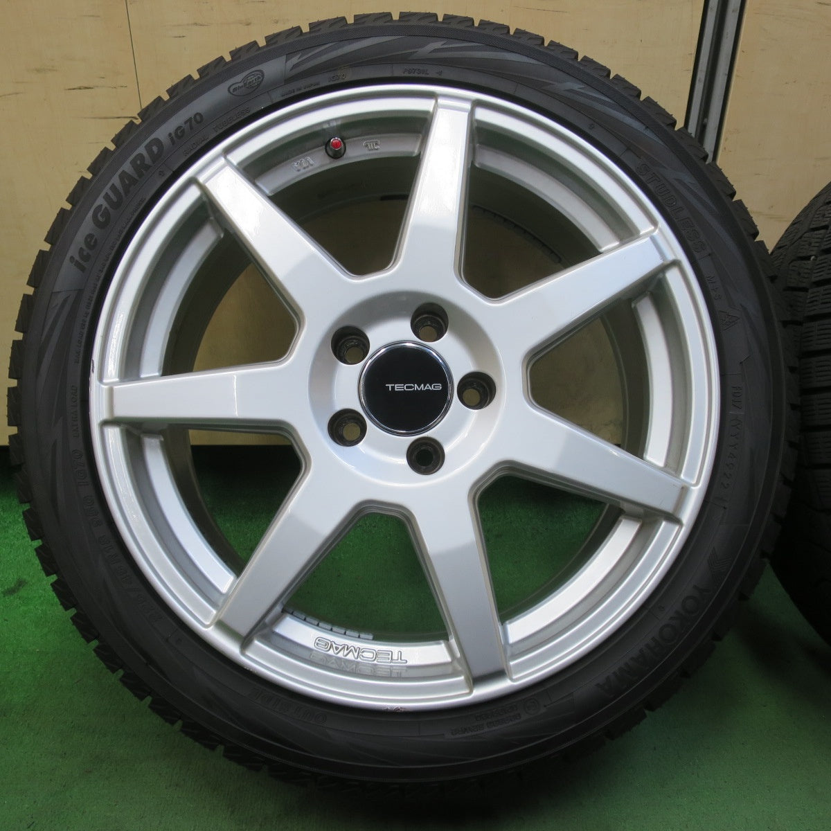 バリ溝！22年！9.5分以上★ベンツ 等 TECMAG 225/45R18 スタッドレス ヨコハマ アイスガード iG70 テクマグ 18インチ PCD112/5H★5100706イス