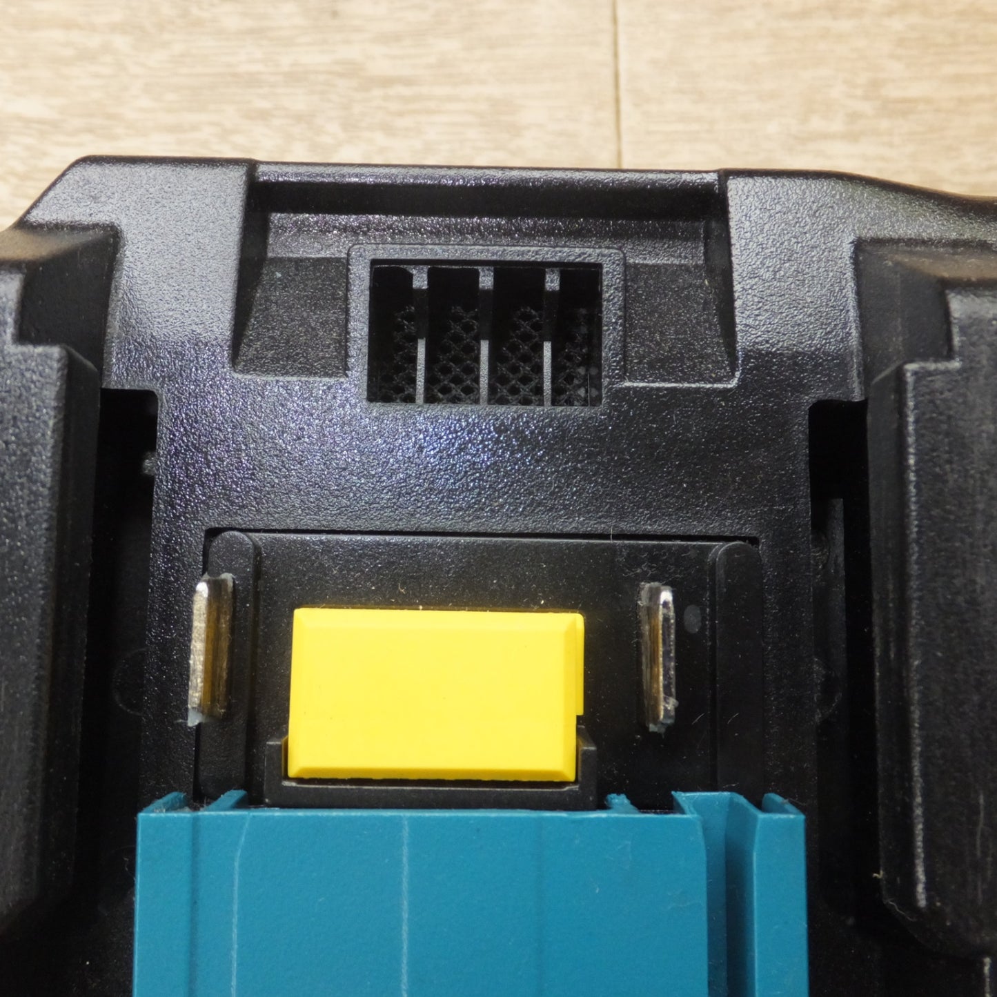 [送料無料] 美品★マキタ makita 急速充電器 DC18RF　100V～ 330W 50/60Hz　14.4V-18V 12A　5V 2.1A★