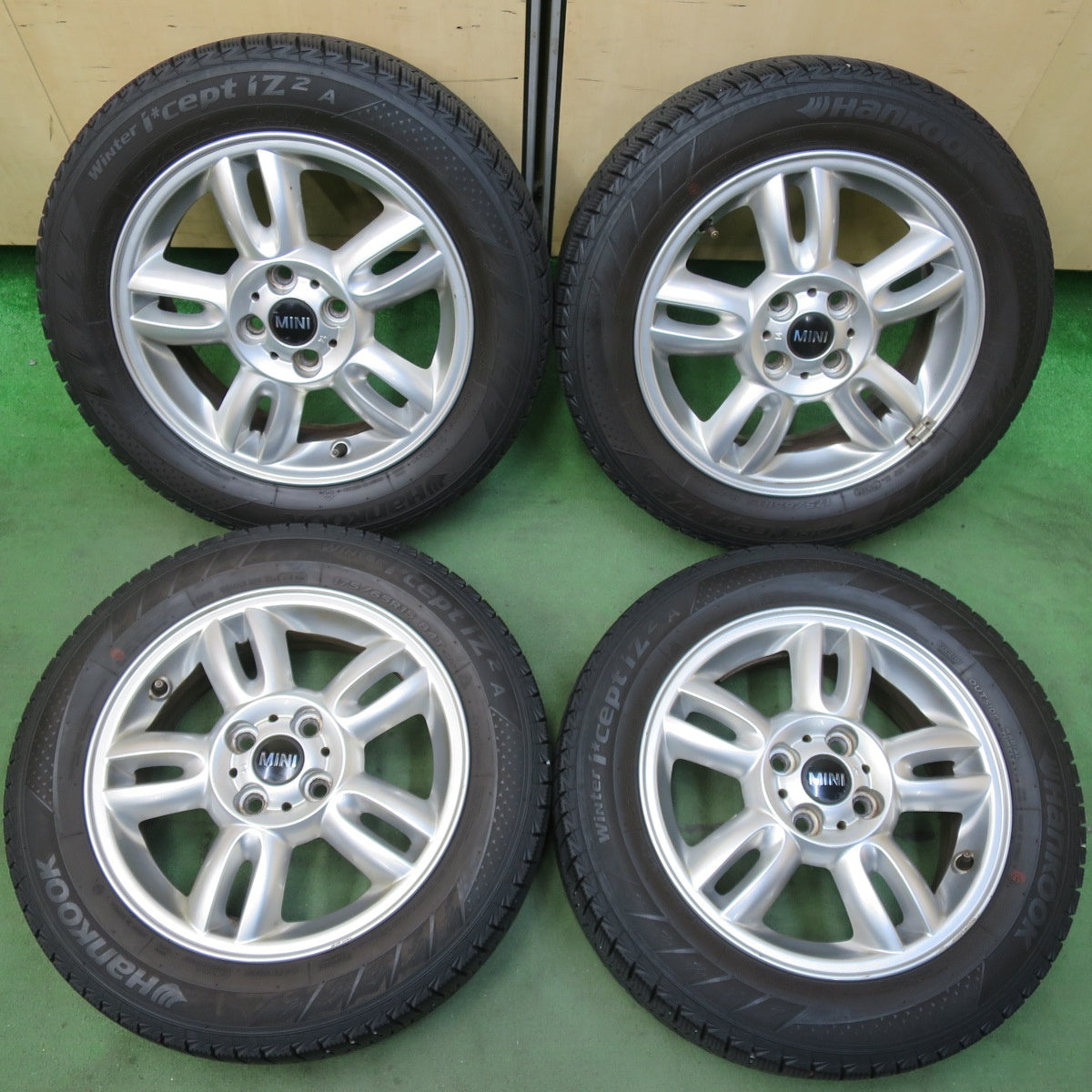 4本価格★MINI R56 ミニ クーパー 純正 175/65R15 スタッドレス ハンコック ウインター アイセプト IZ2A 15インチ PCD100/4H★5102408イス