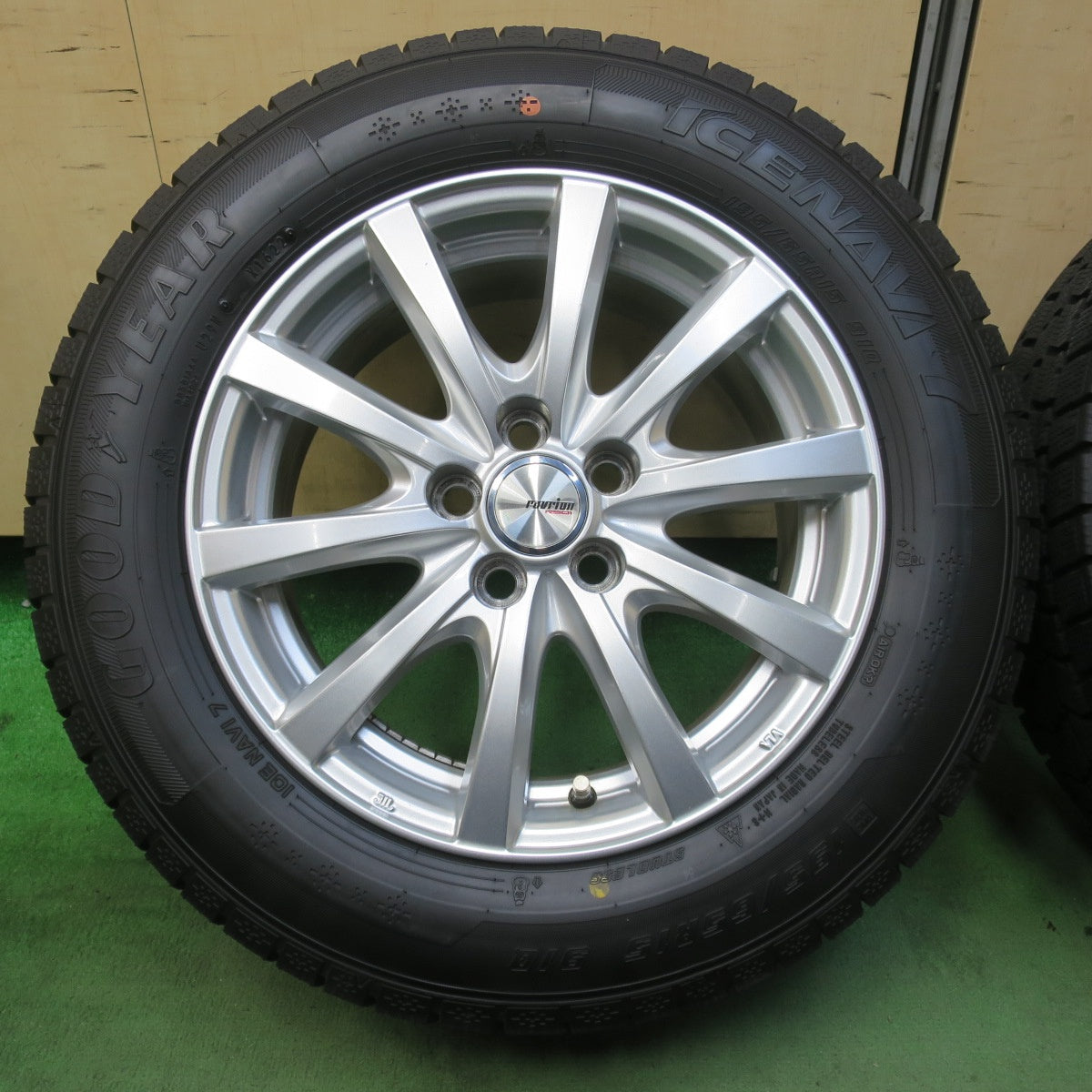 バリ溝！22年！キレイ！9.5分以上★プリウス 等 195/65R15 スタッドレス グッドイヤー アイスナビ7 ravrion RS01 ラブリオン 15インチ PCD100/5H★5111401イス