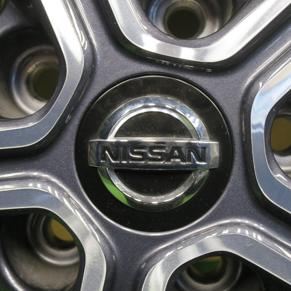 バリ溝！キレイ！9.5分★日産 キックス 純正 205/55R17 ヨコハマ ブルーアース E70 E70NZ 17インチ PCD114.3/5H★6041202NKノ