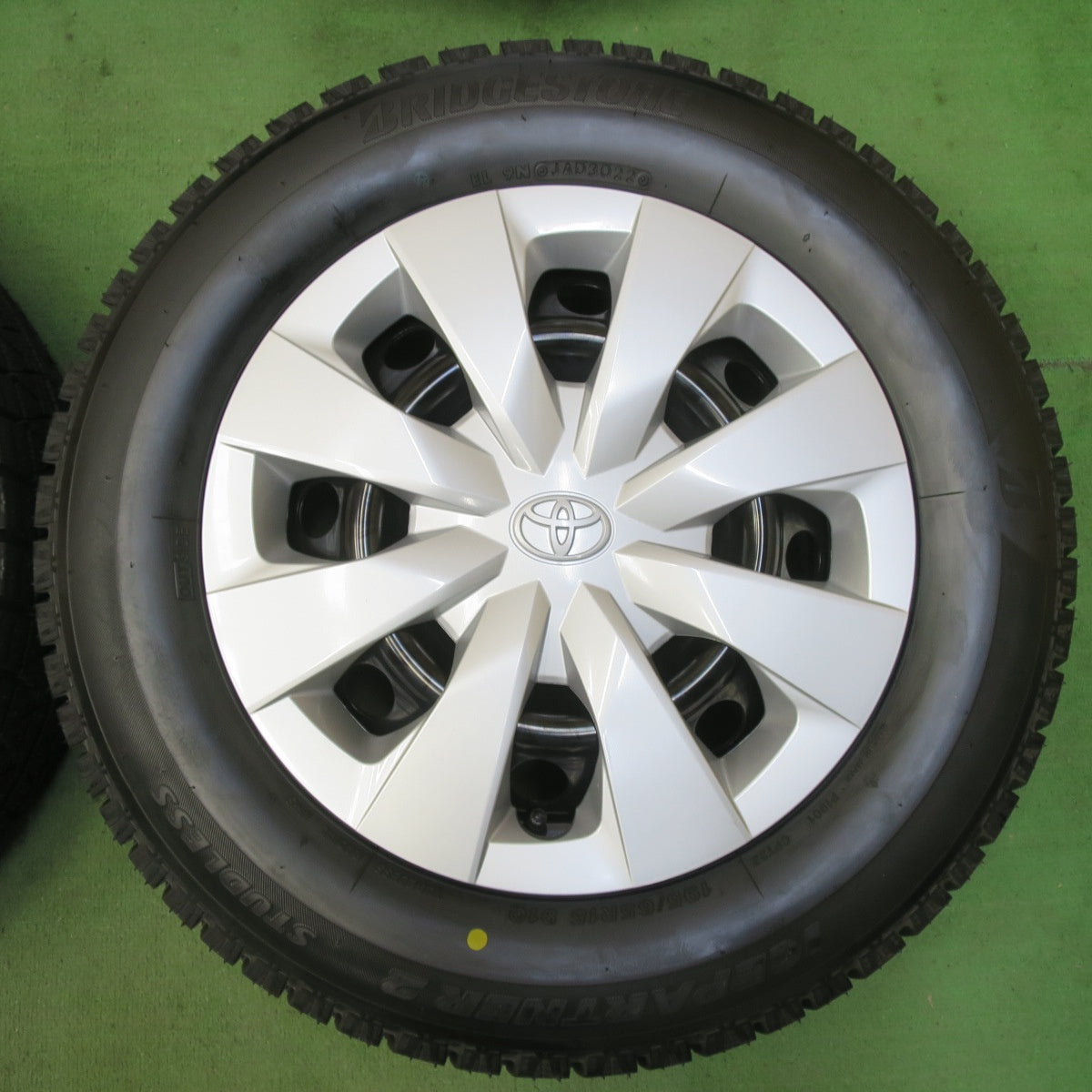 未使用！22年★トヨタ カローラ ツーリング 純正 スチール 195/65R15 スタッドレス ブリヂストン アイスパートナー2 15インチ PCD100/5H★5072802イス