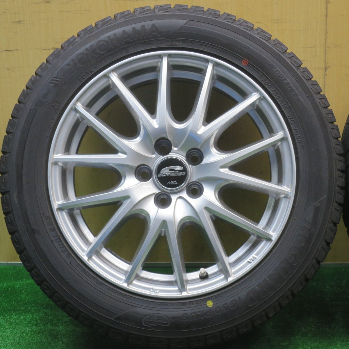 バリ溝！キレイ！9.5分★BRZ 86 等 205/55R16 スタッドレス ヨコハマ アイスガード iG50 プラス SCHNEIDER シュナイダー 16インチ PCD100/5H★5111309NJス