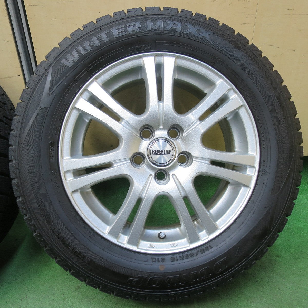 バリ溝！23年！9.5分★プリウス 等 195/65R15 スタッドレス ダンロップ ウインターマックス WM02 REVERLINE リバーライン 15インチ PCD100/5H★5122408イス