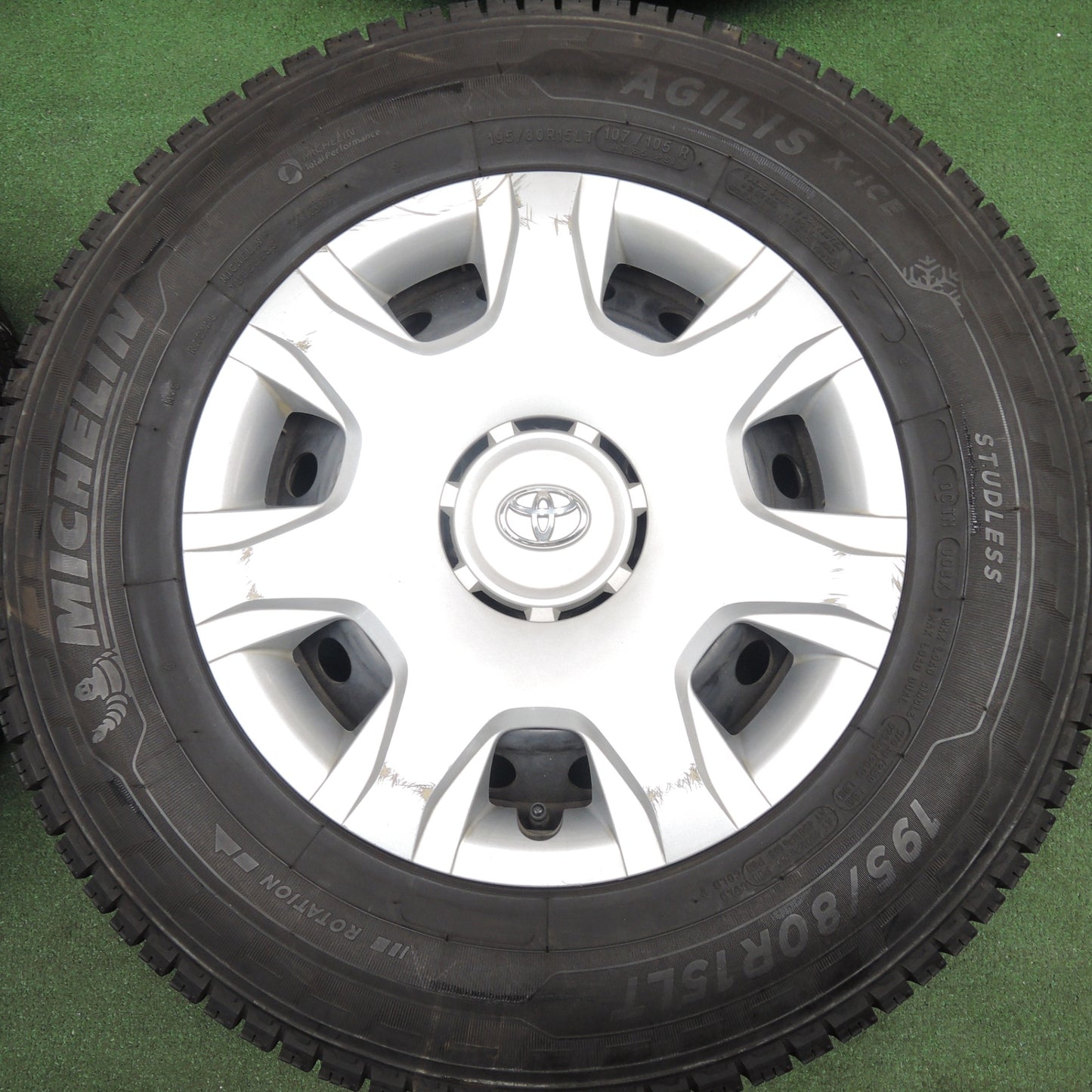 *送料無料* バリ溝！9.5分★トヨタ 200系 ハイエース 純正 スチール スタッドレス 195/80R15 107/105R ミシュラン AGILIS X-ICE 15インチ PCD139.7/6H★4022507HAス