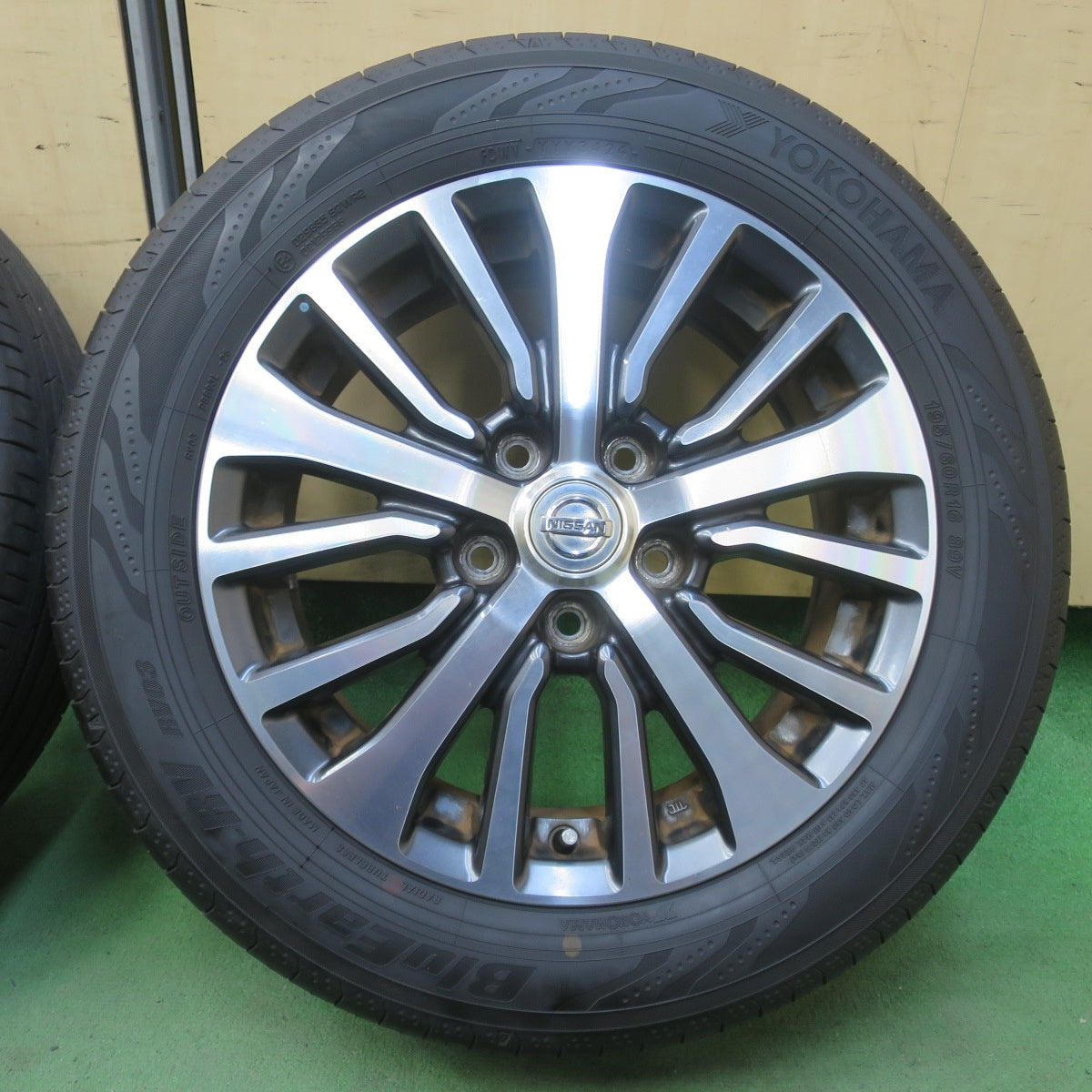 バリ溝！24年！9.5分★日産 C26 セレナ 純正 195/60R16 ヨコハマ BluEarth-RV RV03 16インチ ブルーアース PCD114.3/5H★6040902イノ