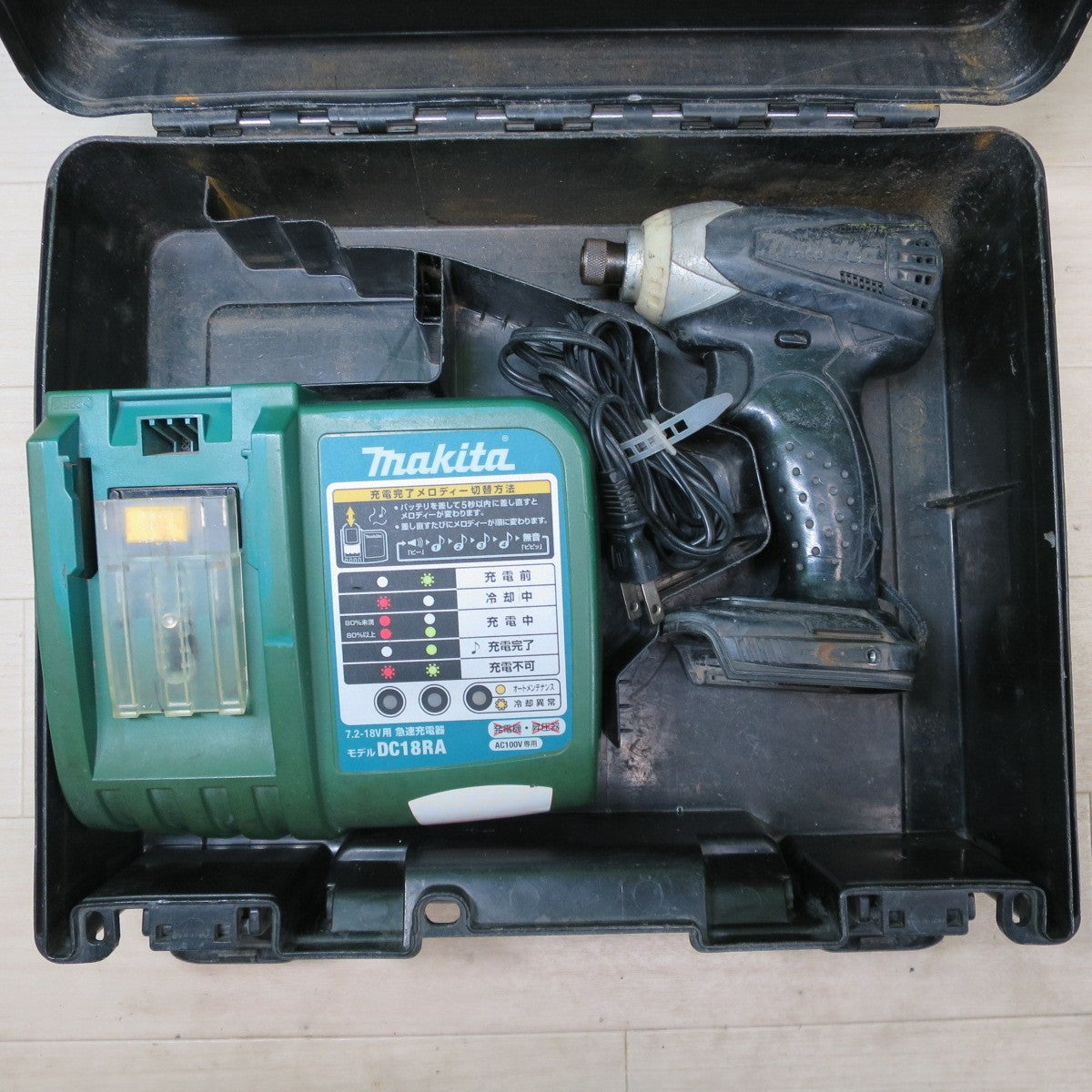 [送料無料] ☆マキタ 充電式インパクトドライバ TD132D 14.4V 急速充電器 DC18RA 電動 工具 コードレス makita☆