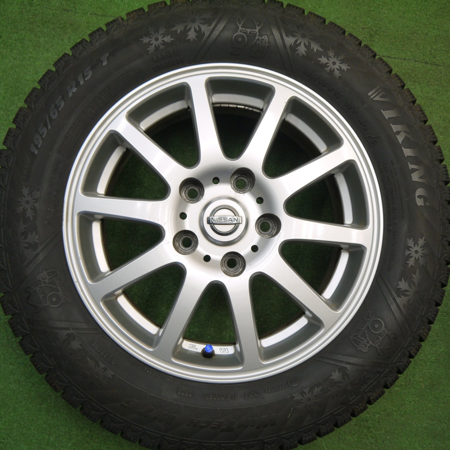 バリ溝！23年！9.5分以上★日産 セレナ 純正 OP エスティーロ 195/65R15 スタッドレス バイキング WINTECH WT6 15インチ PCD114.3/5H★5111804Hス