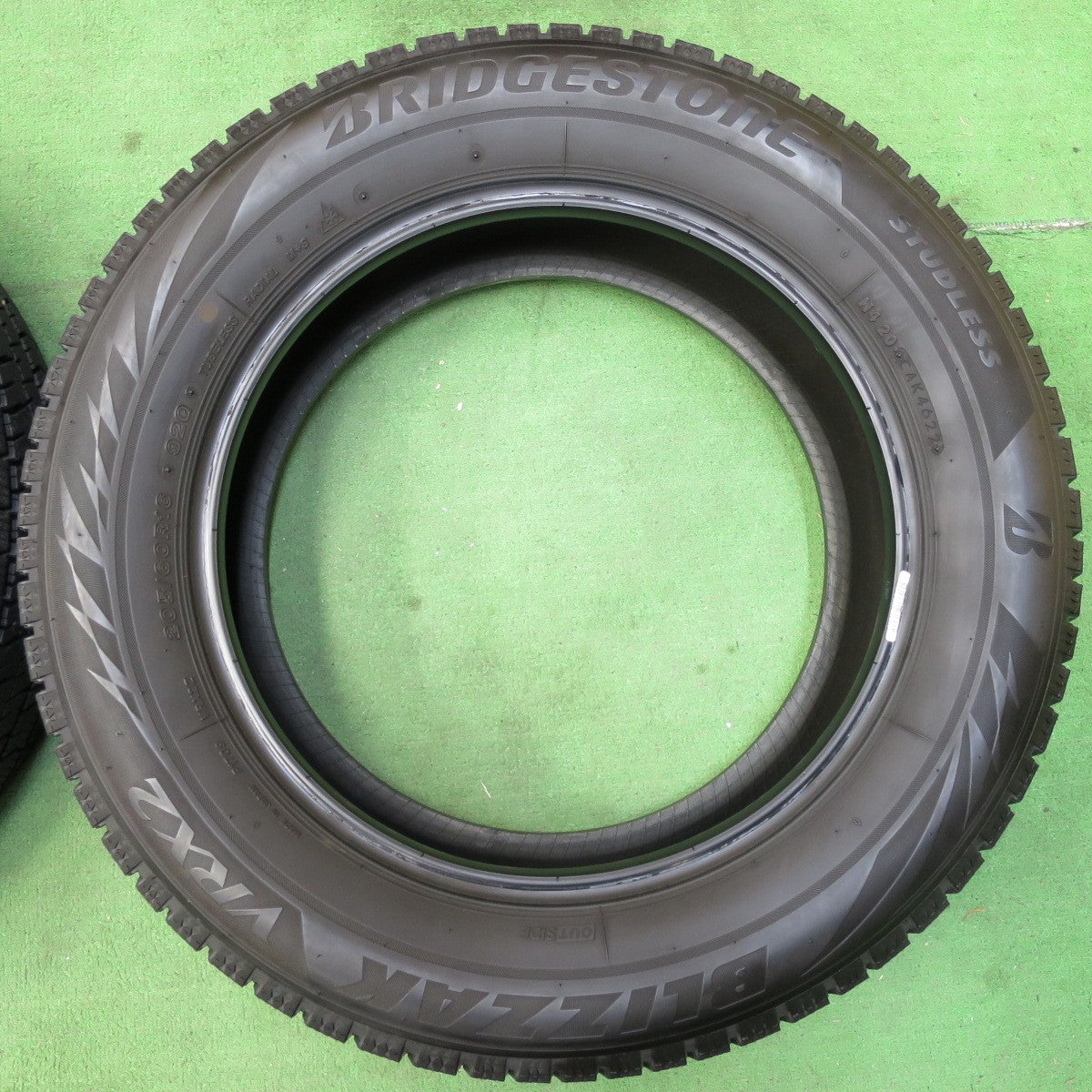 [送料無料] バリ溝！22年！9.5分★スタッドレス 205/60R16 ブリヂストン ブリザック VRX2 タイヤ 16インチ ノア ヴォクシー プリウスα 等★4102105イスタ