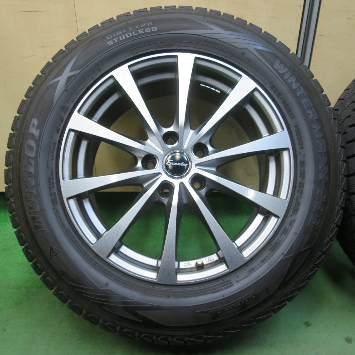 バリ溝！キレイ！9分★スタッドレス 225/65R17 ダンロップ ウインターマックス SJ8 Exceeder エクシーダー 17インチ PCD114.3/5H★5122710イス
