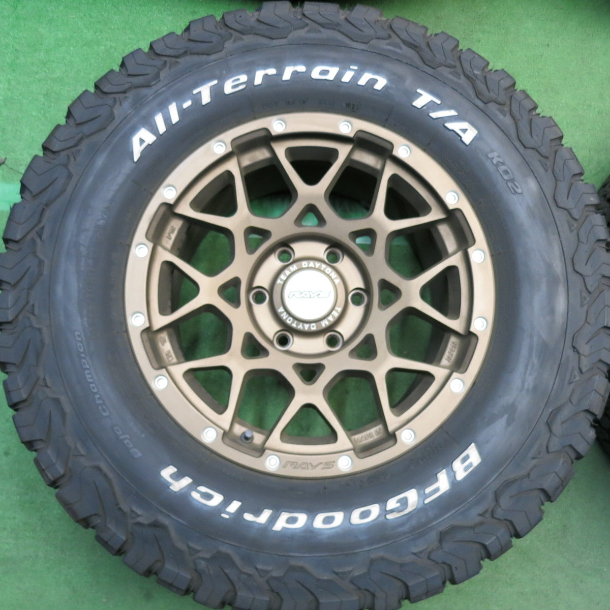バリ溝！23年！キレイ！9.5分◎RAYS TEAM DAYTONA M8 285/70R17 121/118R BFグッドリッチ All-Terrain T/A KO2 レイズ チーム デイトナ 17インチ PCD139.7/6H◎6092001HAノ