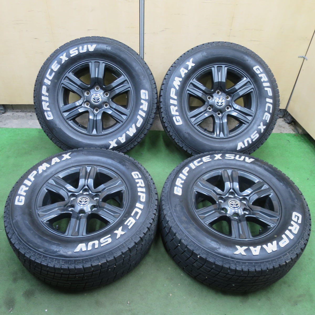 バリ溝！22年！キレイ！9.5分以上★トヨタ GUN125 後期 ハイラックス 純正 265/70R17 スタッドレス グリップマックス GRIP ICE X SUV ホワイトレター 17インチ PCD139.7/6H★6013105ナス