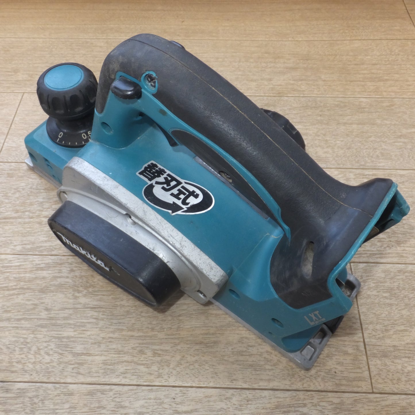 [送料無料] ★マキタ makita 82mm 充電式カンナ KP140D 14.4V 本体のみ★