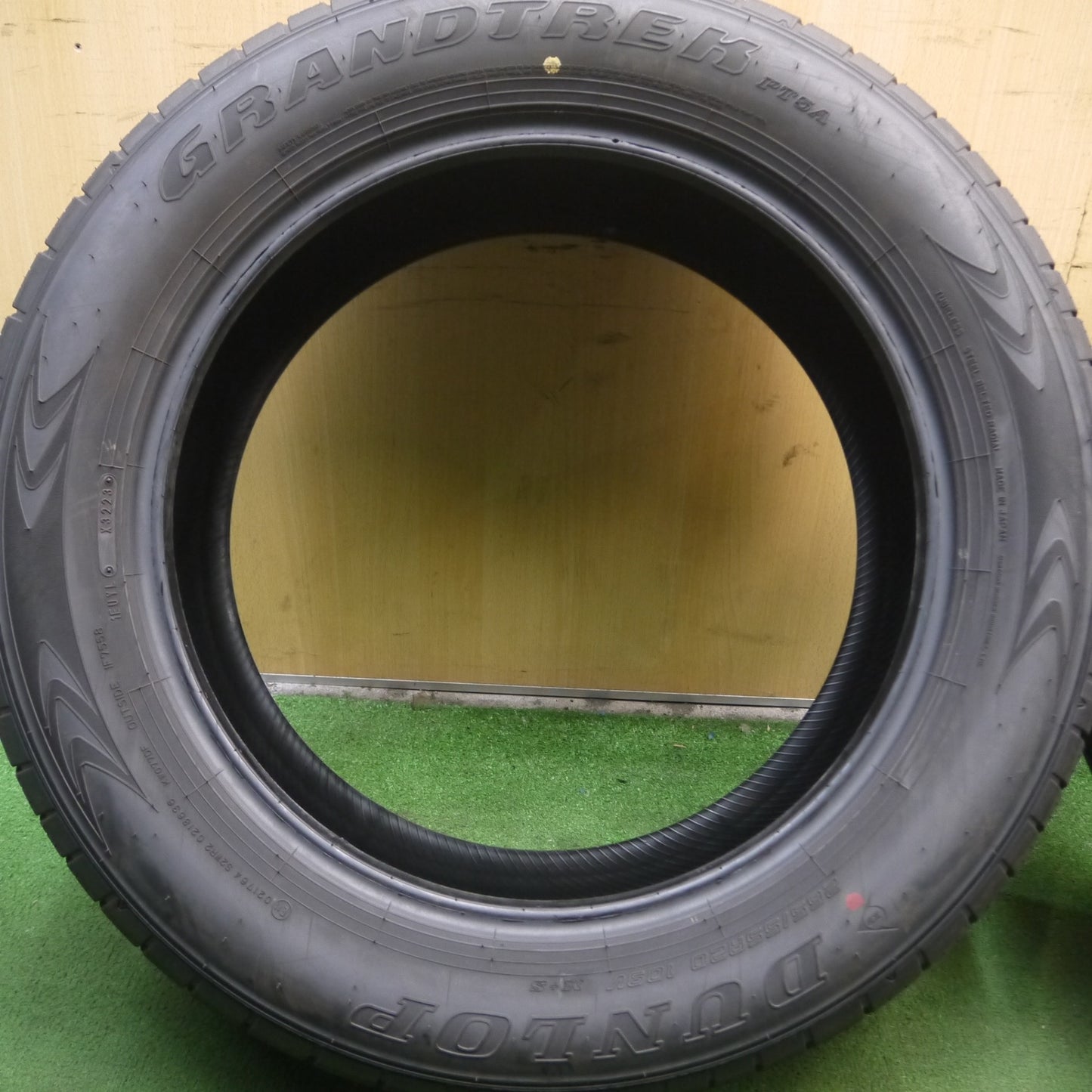 *送料無料* 新車外し！23年★265/55R20 ダンロップ グラントレック PT5A タイヤ 20インチ ランクル 300 レクサス LX600 等★4032513Hノタ