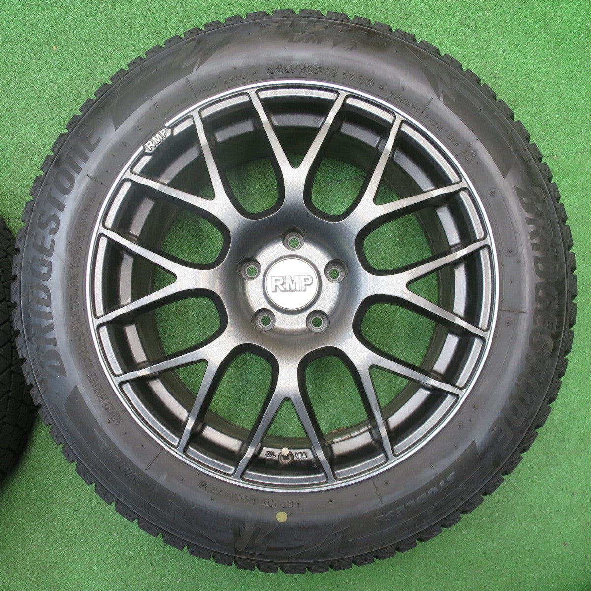 バリ溝！22年！キレイ！9分★RMP 028F 225/60R18 スタッドレス ブリヂストン ブリザック DM-V3 18インチ PCD114.3/5H★5111301NJス