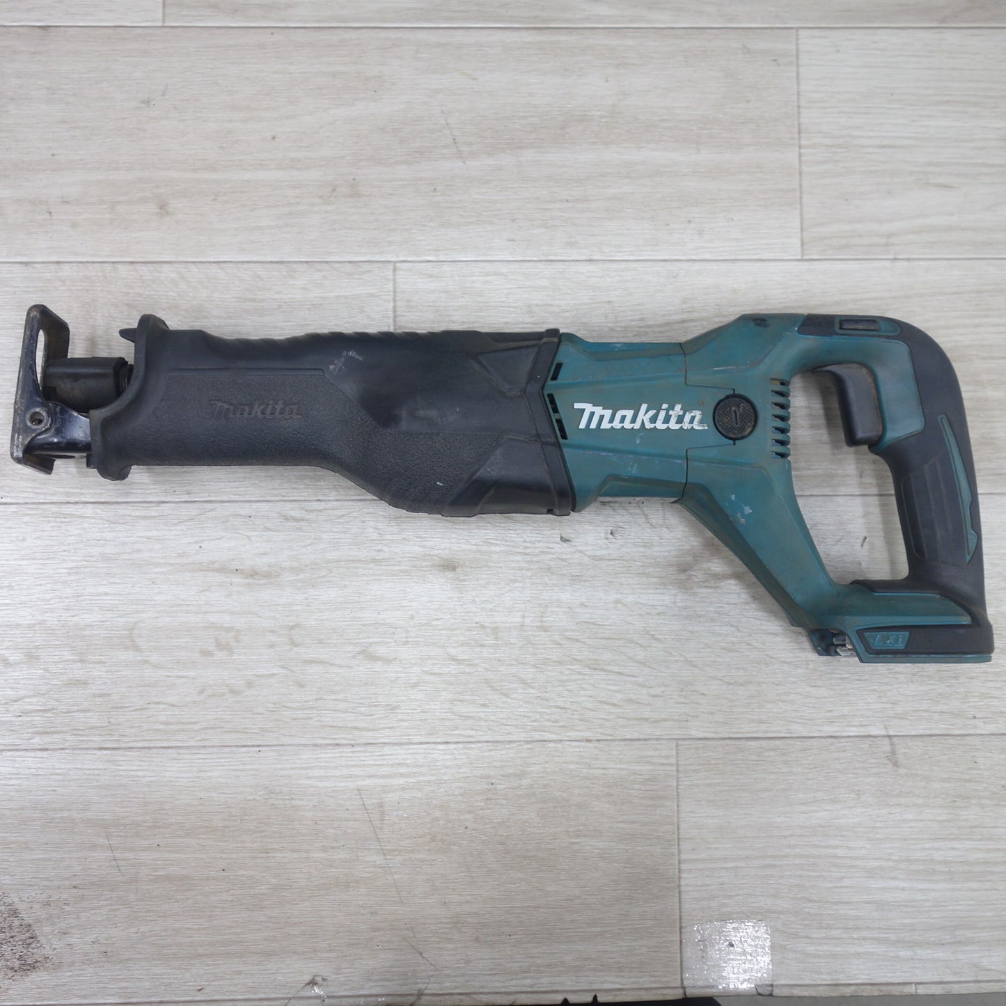 [送料無料] ◆マキタ 充電式 レシプロソー JR186D 電動 工具 切断機 セーバソー セーバーソー makita 18V ジャンク品◆