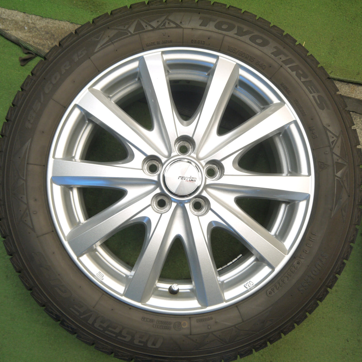 バリ溝！24年！キレイ！9.5分以上◎シエンタ 等 185/60R15 スタッドレス トーヨー オブザーブ GIZ3 ravrion RS01 ラブリオン 15インチ PCD100/5H◎6090104Hス