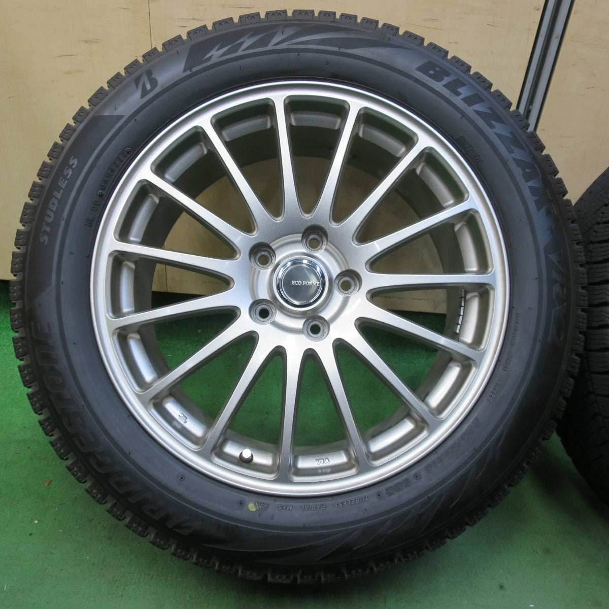 バリ溝！22年！キレイ！8.5分★スタッドレス 225/55R18 ブリヂストン ブリザック VRX2 ECO FORME エコフォルム 18インチ PCD114.3/5H★5063012イス