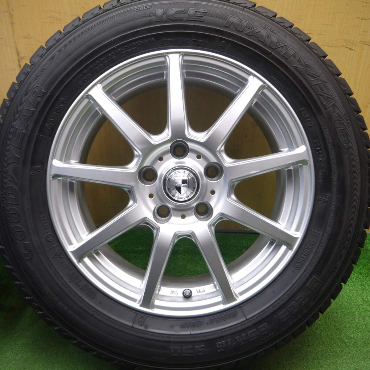 バリ溝！キレイ！9.5分★スタッドレス 205/65R16 グッドイヤー アイスナビ ZEA GMach 16インチ PCD114.3/5H★5030403Hス