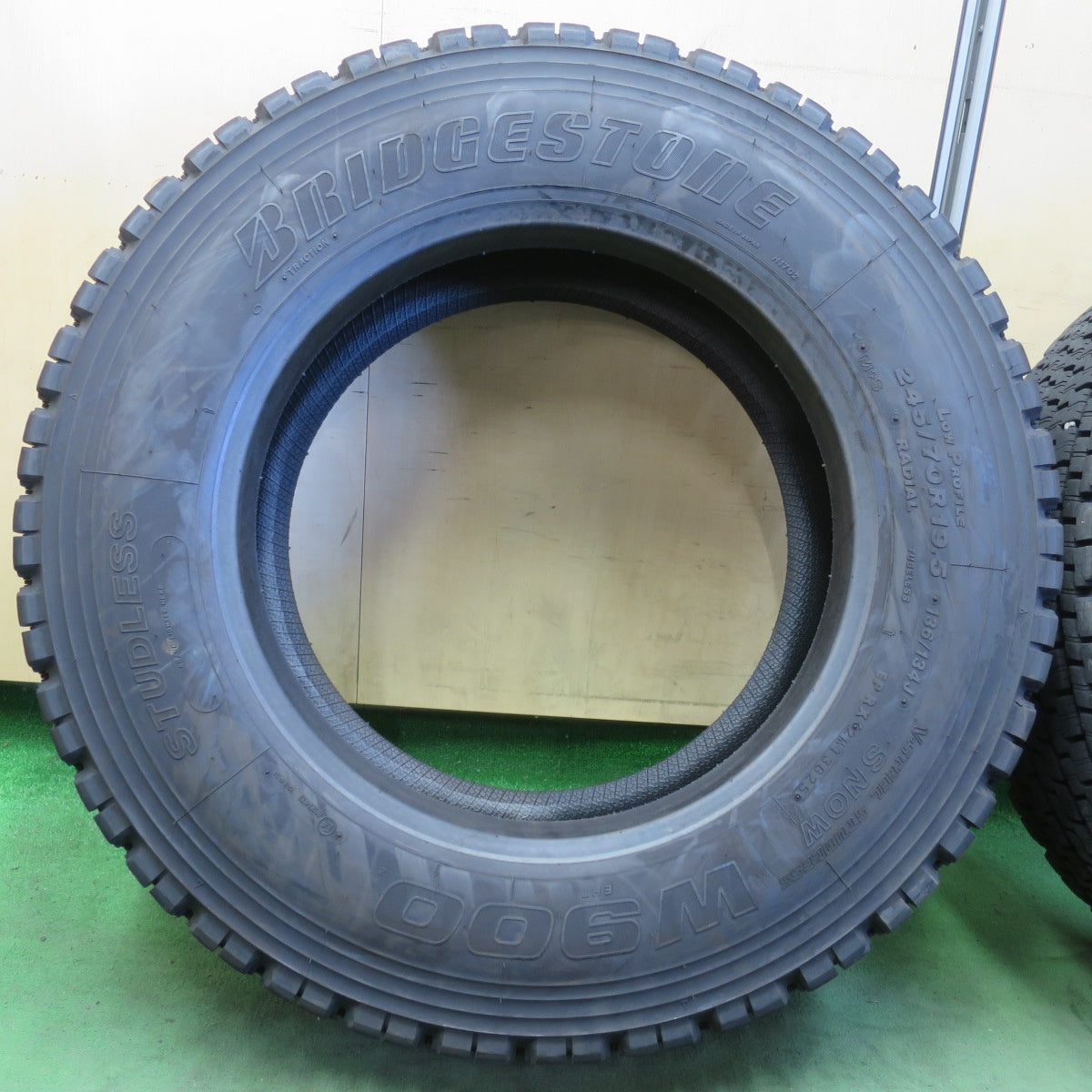 バリ溝！25年！8.5分★トラック タイヤ 245/70R19.5 136/134J スタッドレス ブリヂストン W900 19.5インチ★6050514イスタ