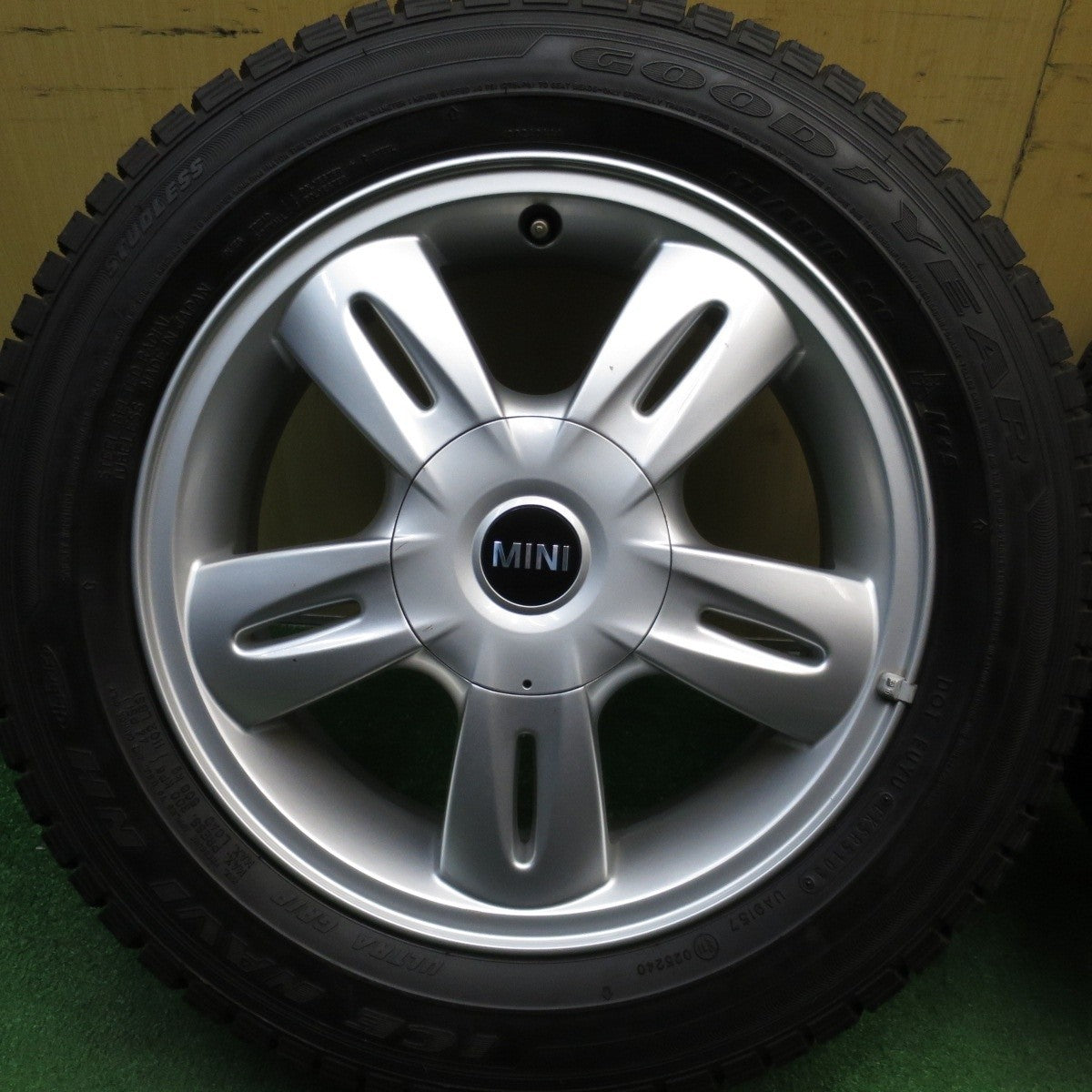 バリ溝！ほぼ10分★MINI ミニ クーパー 純正 175/65R15 スタッドレス グッドイヤー アイスナビ NH 15インチ PCD100/4H★5030511Hス