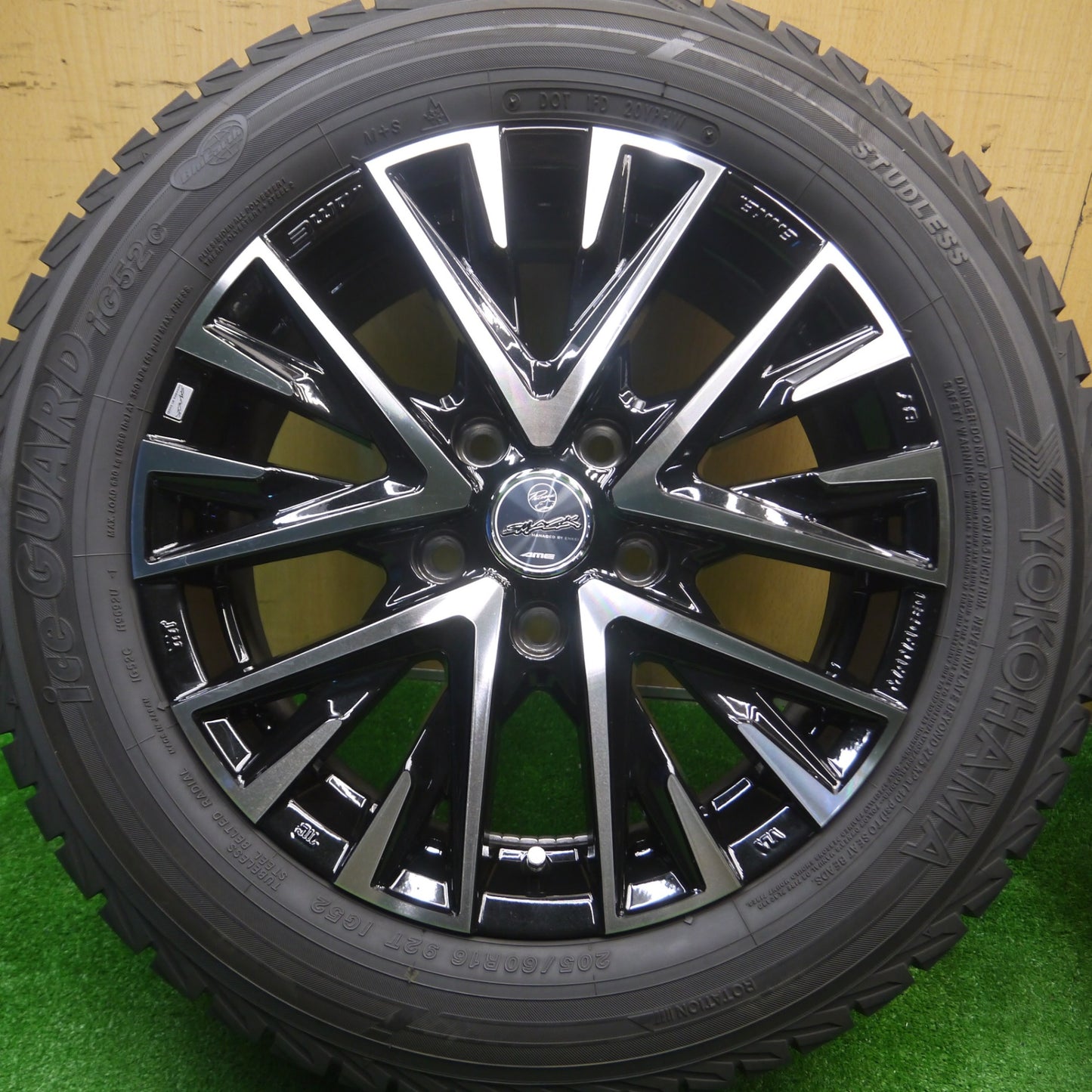 [送料無料] バリ溝！23年！キレイ！ほぼ10分★SMACK レジーナ ENKEI AME 共豊 205/60R16 スタッドレス ヨコハマ アイスガード iG52C スマック エンケイ PCD114.3/5H★4110804Hス
