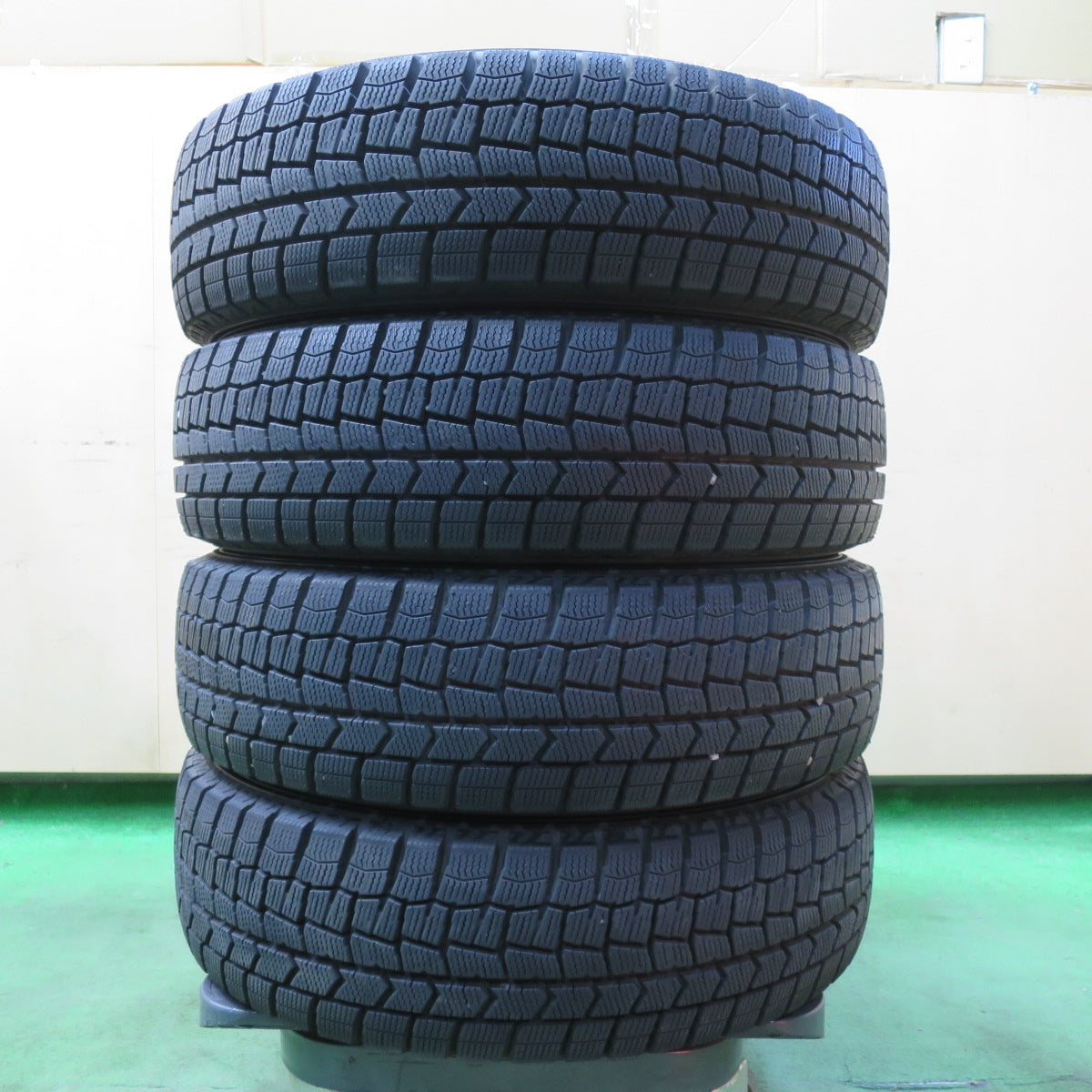 [送料無料] バリ溝！キレイ！9.5分★スタッドレス 165/65R15 ダンロップ ウインターマックス WM02 EuroSpeed MiD タフト ハスラー ソリオ 等 PCD100/4H★5011803イス