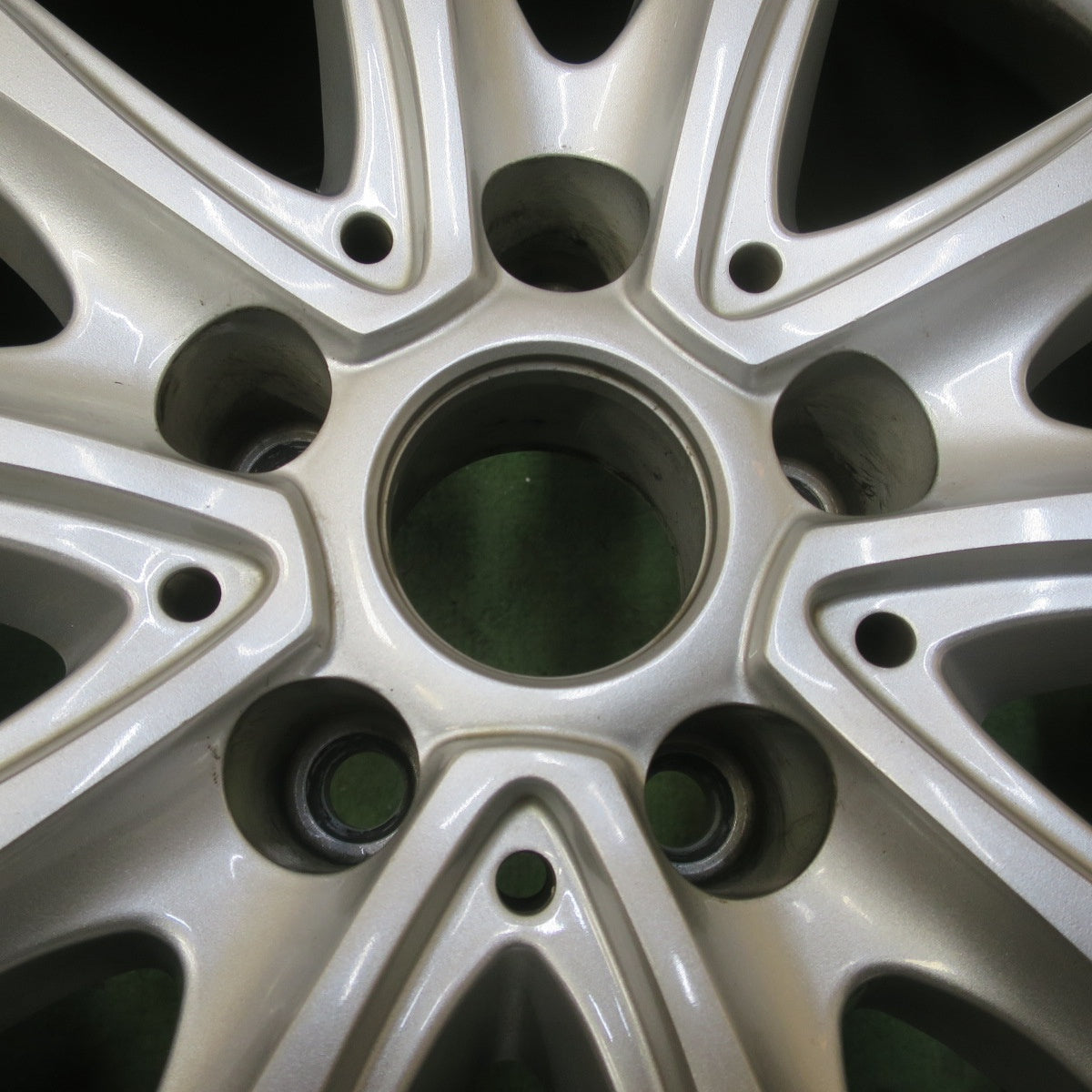バリ溝！22年！8.5分★BMW 等 MAK FAHR 225/55R17 スタッドレス ノキアン ハッカペリッタ R5 FRT 17インチ ファー PCD112/5H★6022607イス