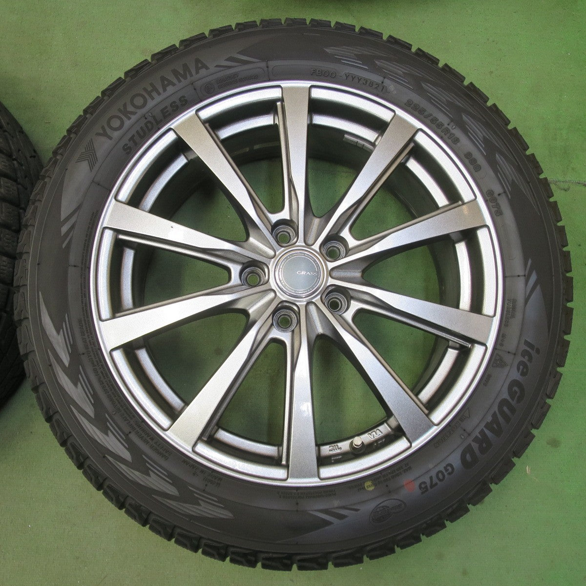 バリ溝！キレイ！9.5分★スタッドレス 225/55R18 ヨコハマ アイスガード G075 GRASS グラス 18インチ PCD114.3/5H★6041107イス