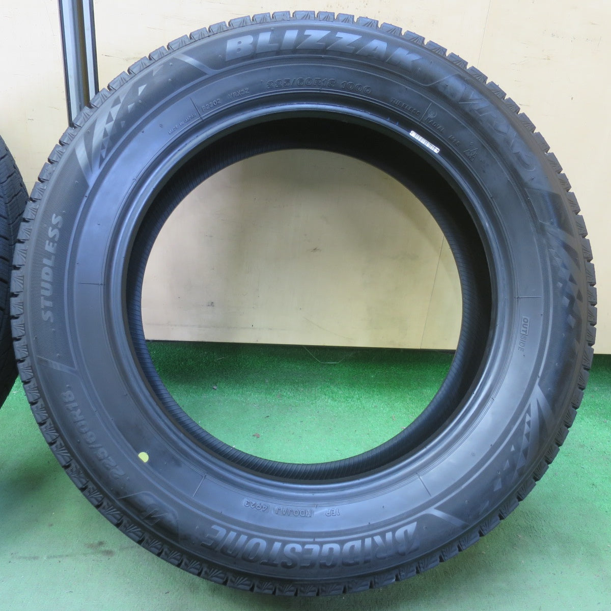 バリ溝！23年！9.5分◎スタッドレス 225/60R18 ブリヂストン ブリザック VRX3 タイヤ 18インチ 40系 アルファード ヴェルファイア 等◎6082808イスタ