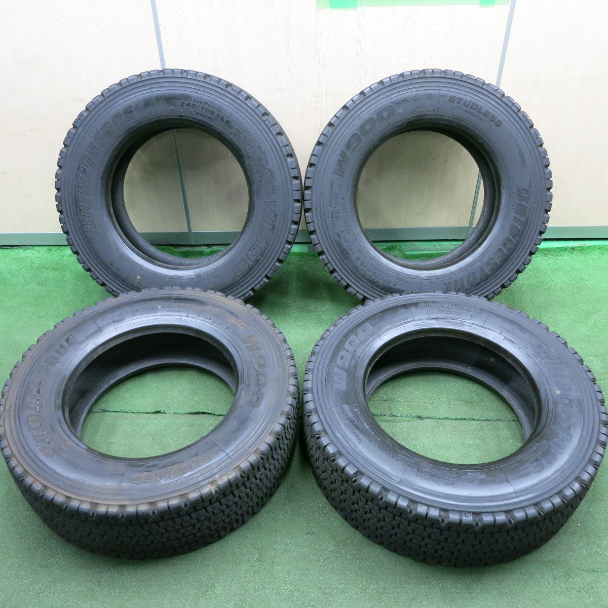 *送料無料* バリ溝！22年！8.5分★トラック タイヤ 245/70R19.5 136/134J スタッドレス ブリヂストン W900 19.5インチ★4071015HAスタ