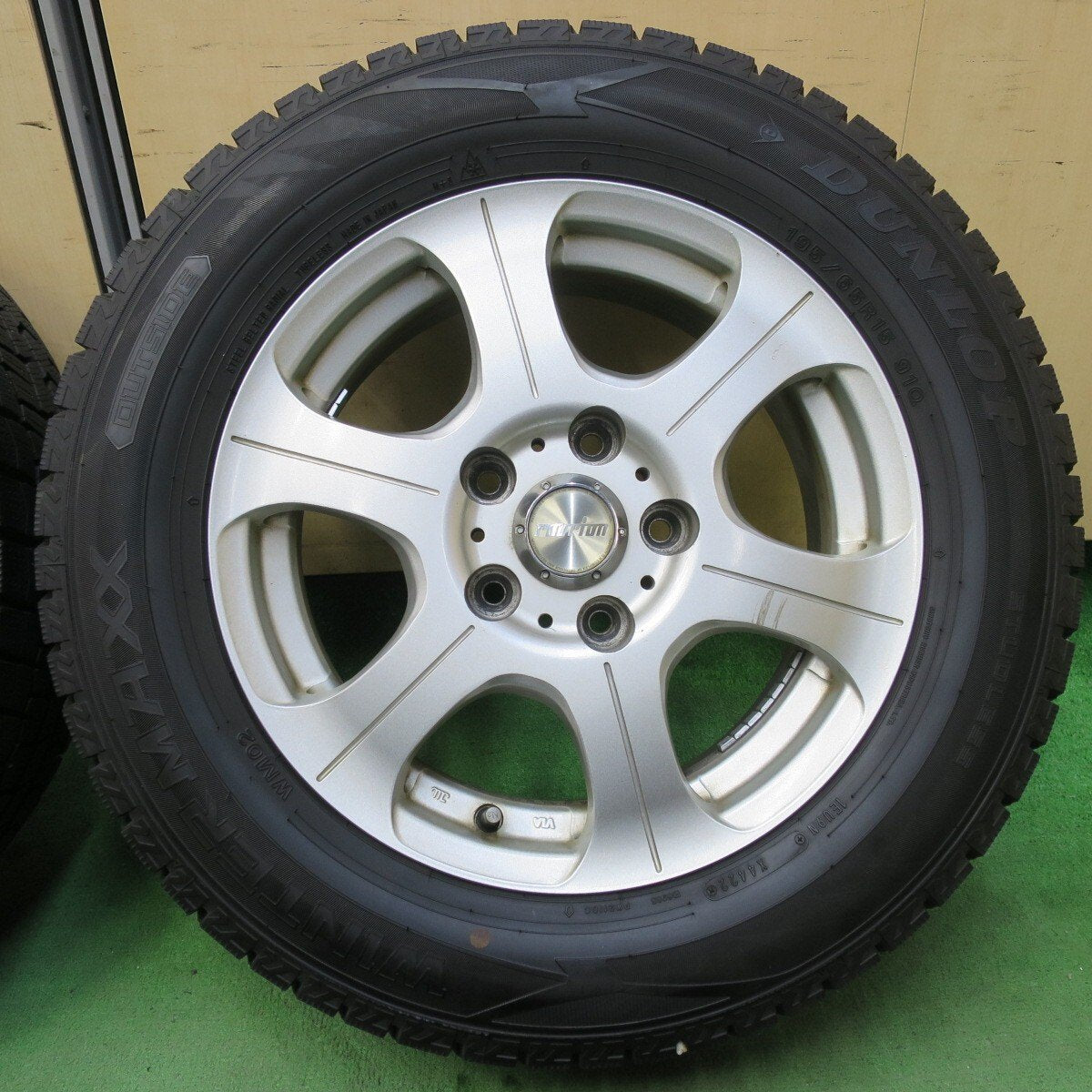 バリ溝！22年！9.5分以上★スタッドレス 195/65R15 ダンロップ ウインターマックス WM02 ravrion ラブリオン 15インチ PCD114.3/5H★5040502イス