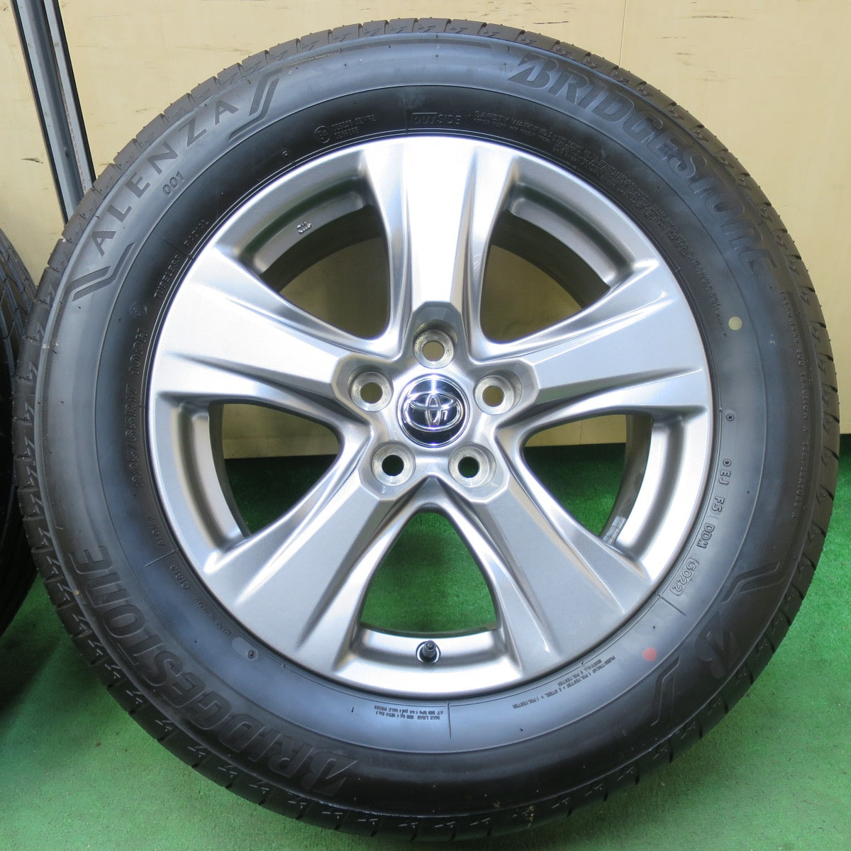 [送料無料] 新車外し！22年★トヨタ 80系 ハリアー 純正 225/65R17 ブリヂストン アレンザ 001 17インチ PCD114.3/5H★5031010イノ