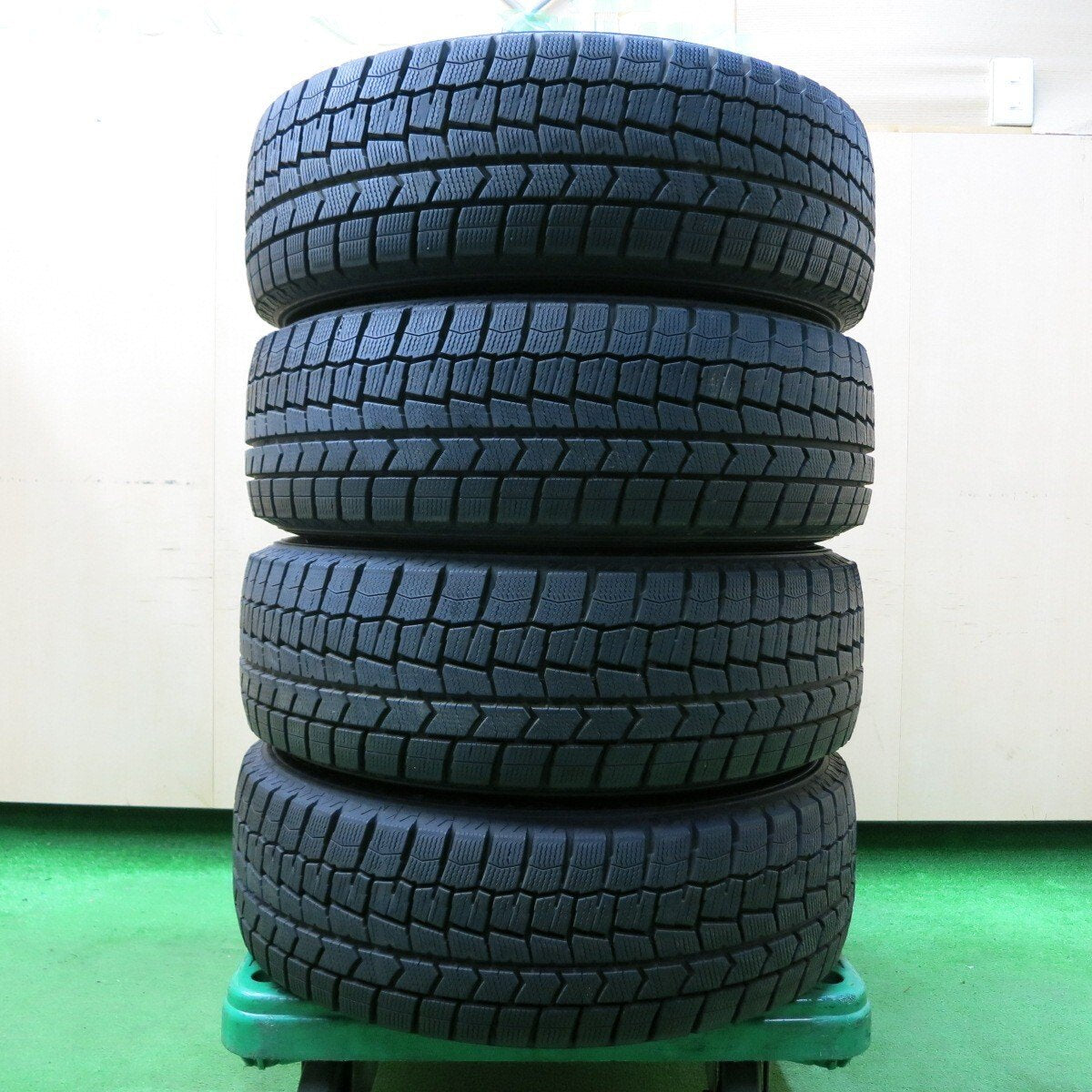 バリ溝！綺麗！9.5分以上★スタッドレス 195/65R15 ダンロップ WM02 スチール PCD100 114.3/4H マルチ★4050111イス
