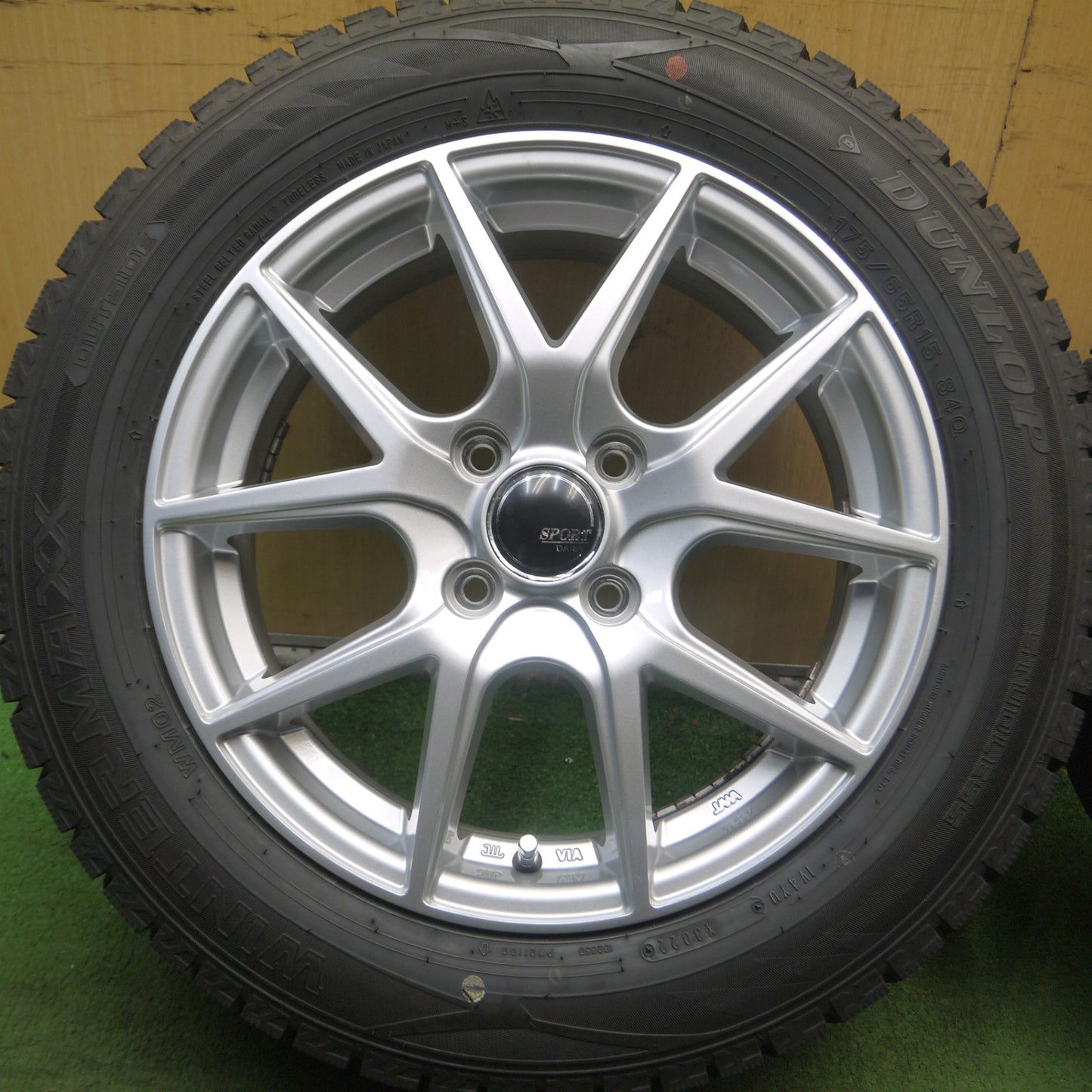 *送料無料* バリ溝！22年！キレイ！9.5分★スタッドレス 175/65R15 ダンロップ ウインターマックス WM02 SPORT DAISY 15インチ PCD100/4H★4061702Hス