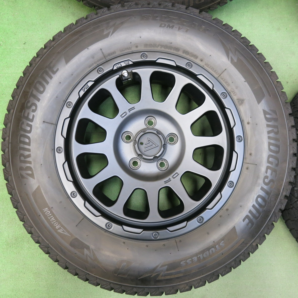 バリ溝！キレイ！9.5分★DELTA FORCE OVAL CRIMSON 225/70R16 スタッドレス ブリヂストン ブリザック DM-V3 デルタ フォース オーバル PCD114.3/5H★5073005SYス