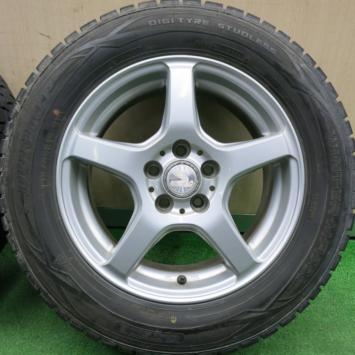 [送料無料] バリ溝！キレイ！8.5分★プリウス 等 195/65R15 スタッドレス ダンロップ ウインターマックス WM01 SIBILLA GG シビラ 15インチ PCD100/5H★4113001HAス