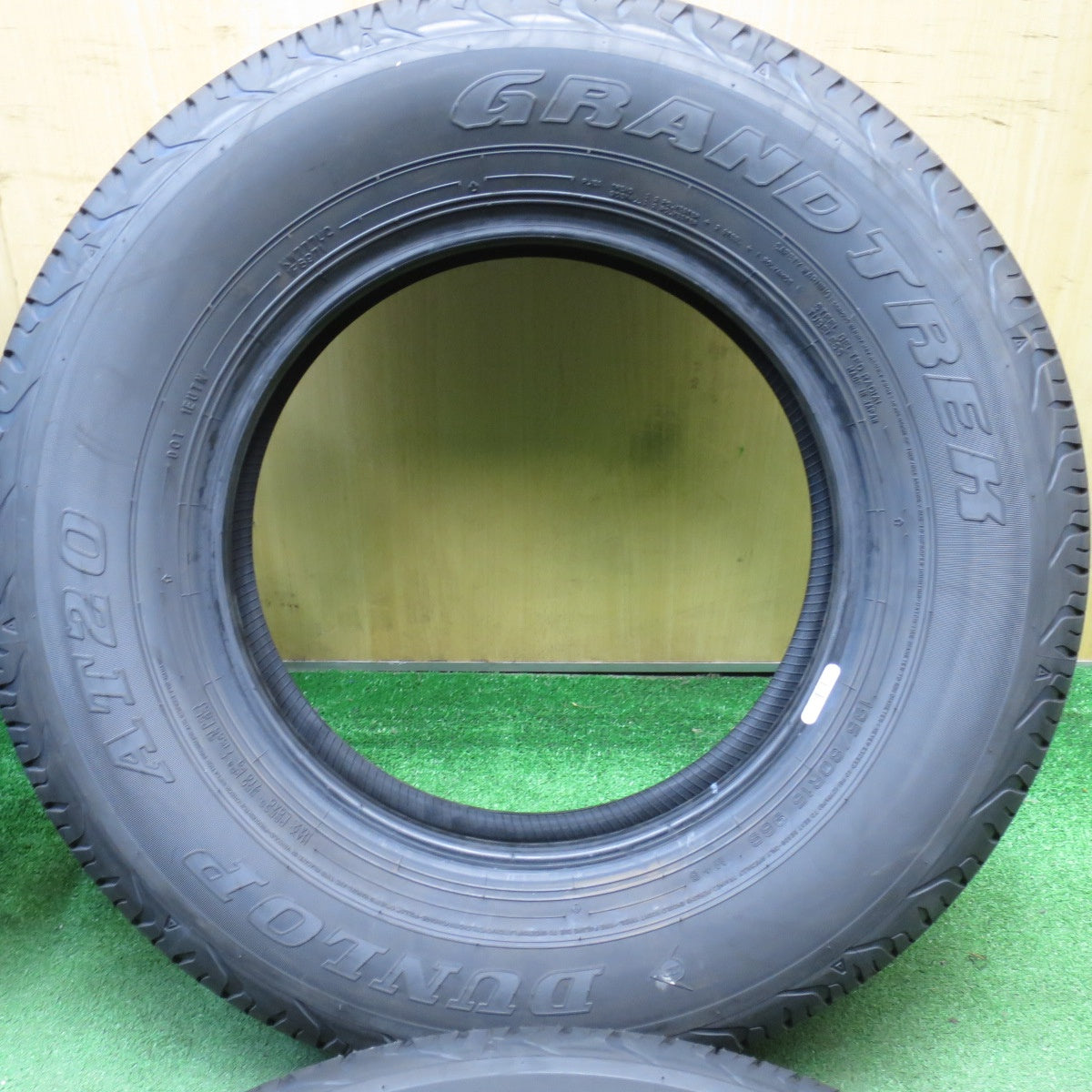 [送料無料] 新車外し！24年★195/80R15 ダンロップ AT20 グラントレック タイヤ 15インチ ジムニー シエラ ハイエース 等★5040501KKノタ