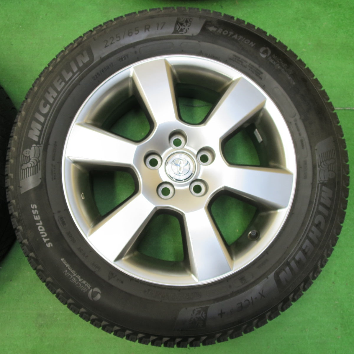 *送料無料* キレイ★トヨタ 30系 ハリアー 純正 225/65R17 スタッドレス ミシュラン X-ICE3+ 17インチ PCD114.3/5H★4062704イス