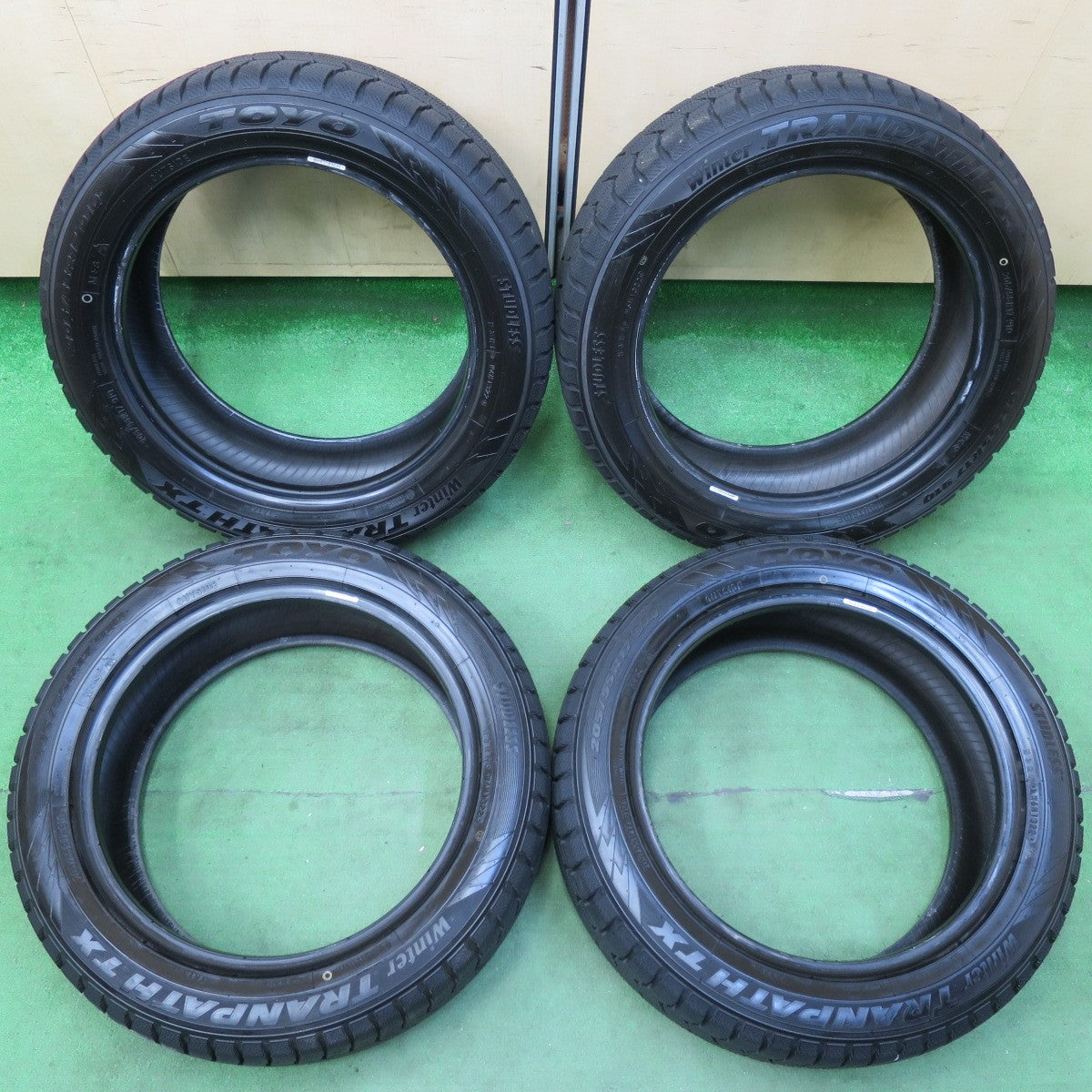 [送料無料] バリ溝！22年！ほぼ10分★スタッドレス 205/55R17 トーヨー ウインター トランパス TX タイヤ 17インチ ノア ヴォクシー 等★4111303イスタ