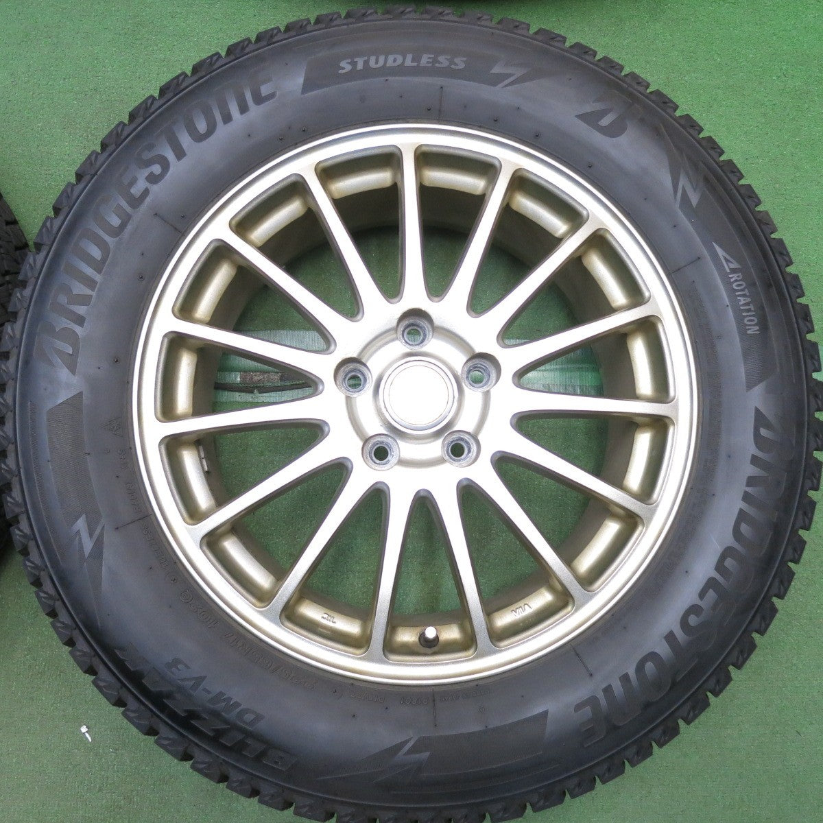 バリ溝！23年！9.5分以上◎スタッドレス 225/65R17 ブリヂストン ブリザック DM-V3 ECO FORME SE-12 エコフォルム 17インチ PCD114.3/5H◎6100402HAス