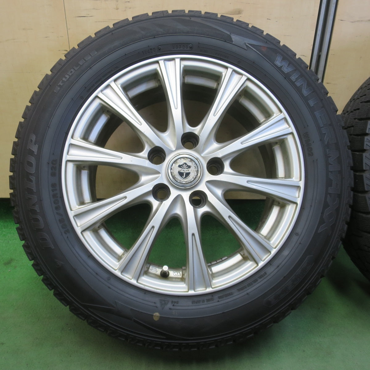バリ溝！23年！8.5分★スタッドレス 205/60R16 ダンロップ ウインターマックス WM02 JOKER ジョーカー 16インチ PCD114.3/5H★6051605イス