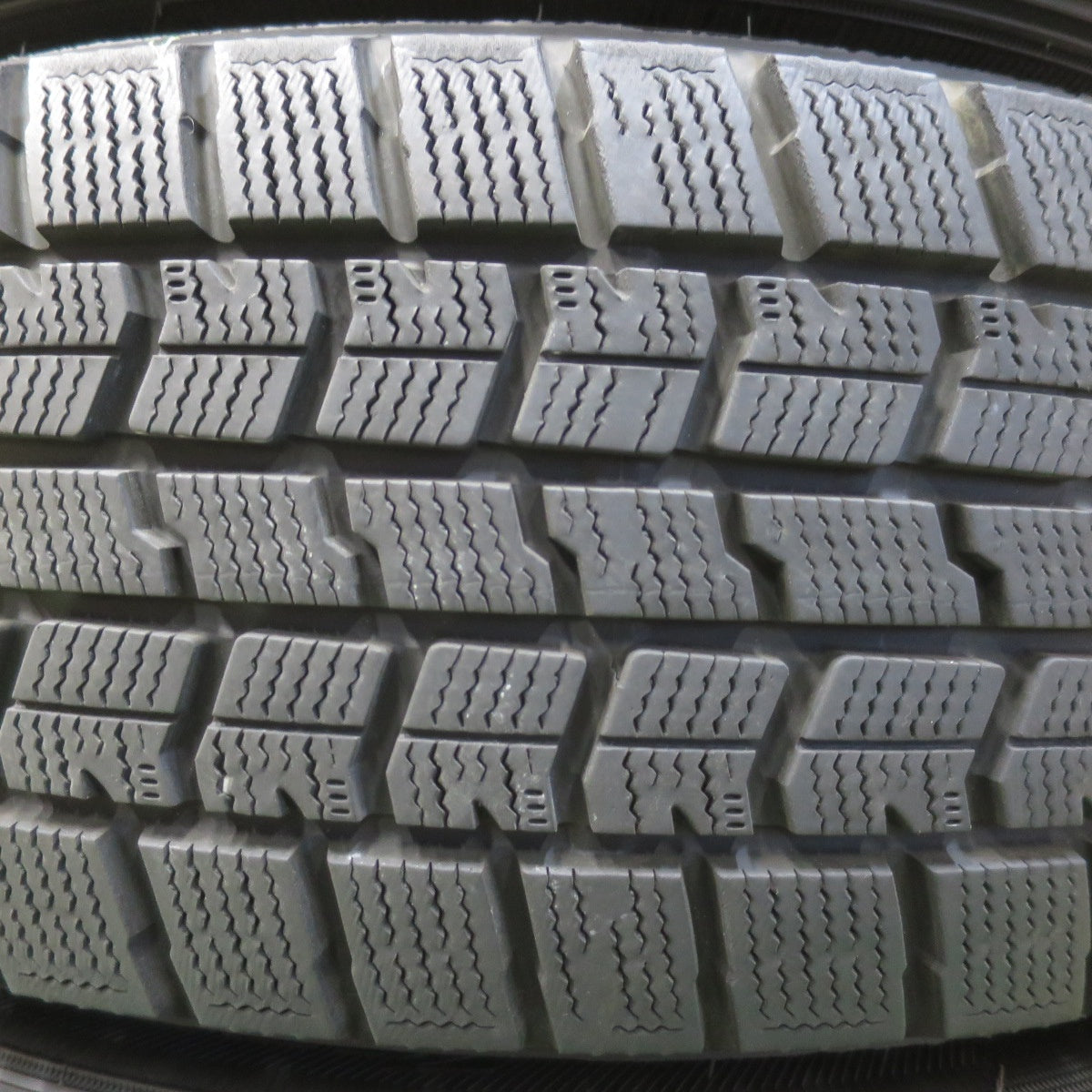 バリ溝！23年！9.5分★Lehrmeister NONINO 215/60R17 スタッドレス グッドイヤー アイスナビ7 レアマイスター ノニーノ 17インチ PCD114.3/5H★6010604イス