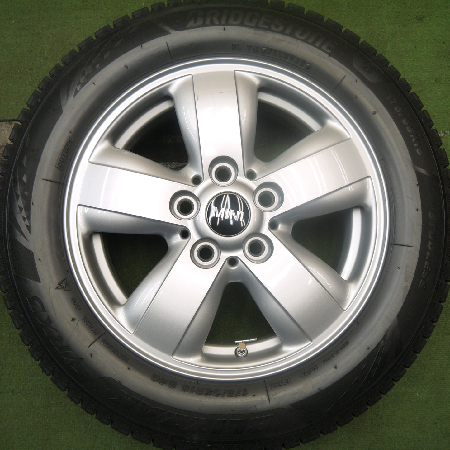 バリ溝！23年！キレイ！9.5分★MINI ミニ クーパー F56 純正 175/65R15 スタッドレス ブリヂストン ブリザック VRX3 15インチ PCD112/5H★5092202Hス