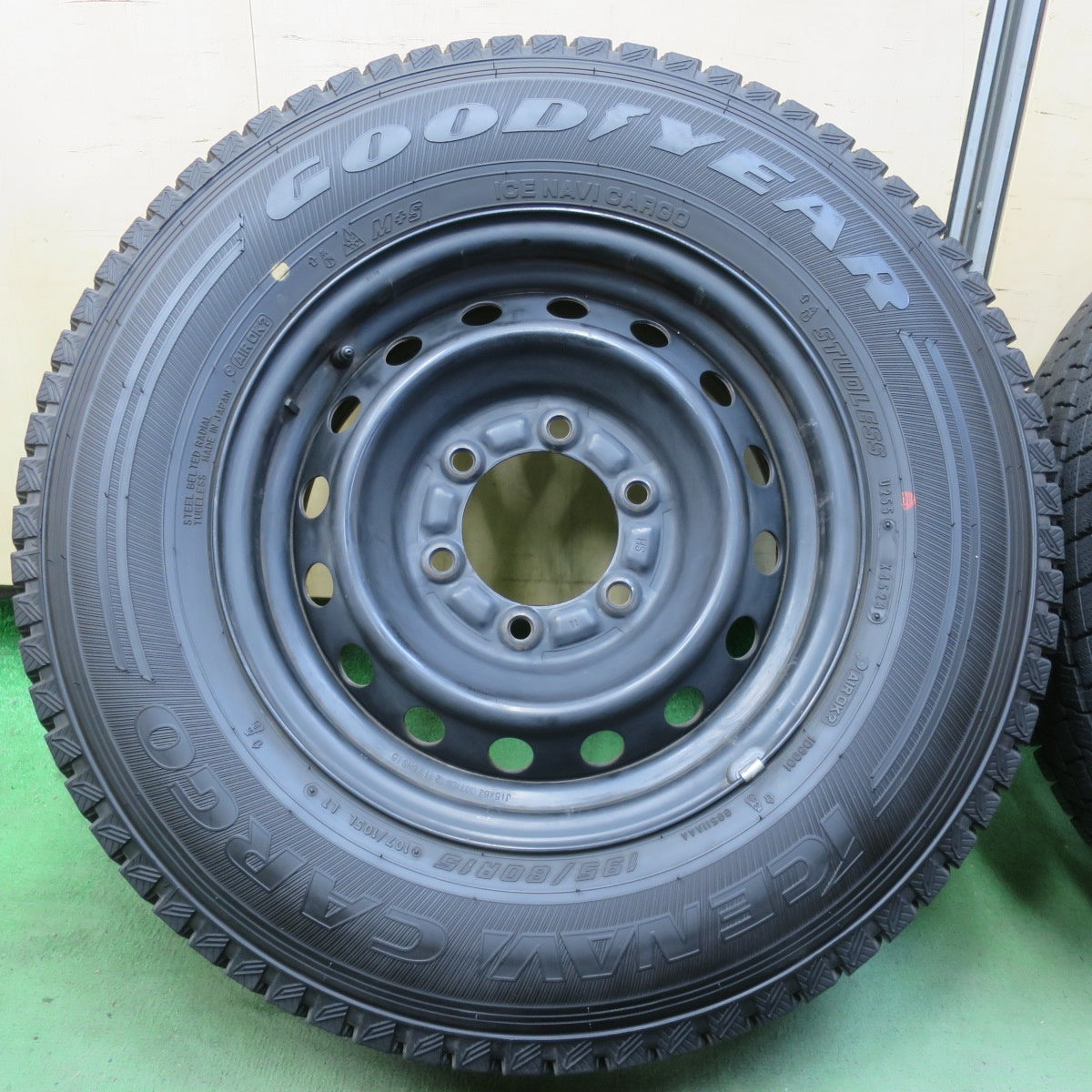 バリ溝！23年！9.5分以上★トヨタ 200系 ハイエース 純正 スチール 195/80R15 107/105L スタッドレス グッドイヤー アイスナビ CARGO カーゴ 15インチ PCD139.7/6H★6043012イス