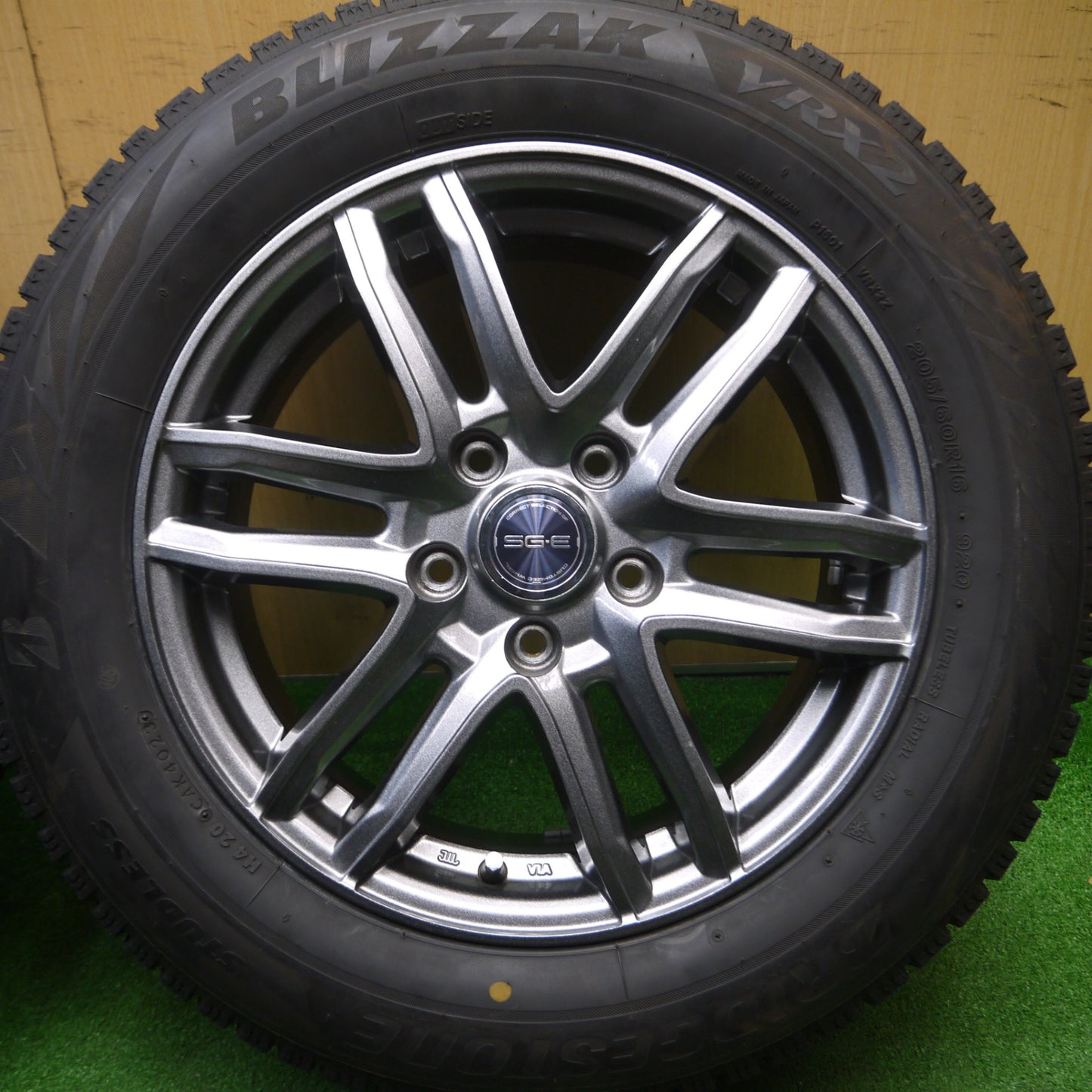 [送料無料] バリ溝！23年！キレイ！ほぼ10分★スタッドレス 205/60R16 ブリヂストン ブリザック VRX2 SG-E 16インチ PCD114.3/5H★4112012Hス