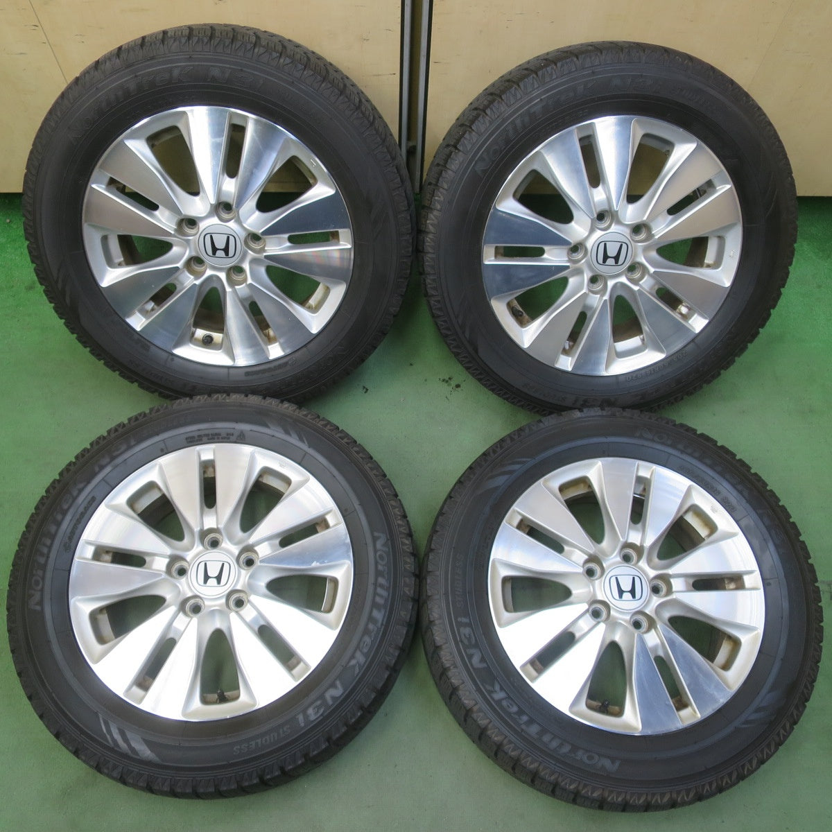 バリ溝！9分◎ホンダ RK ステップワゴン スパーダ 純正 205/60R16 スタッドレス オートバックス ノーストレック N3i 16インチ PCD114.3/5H◎6072604イス