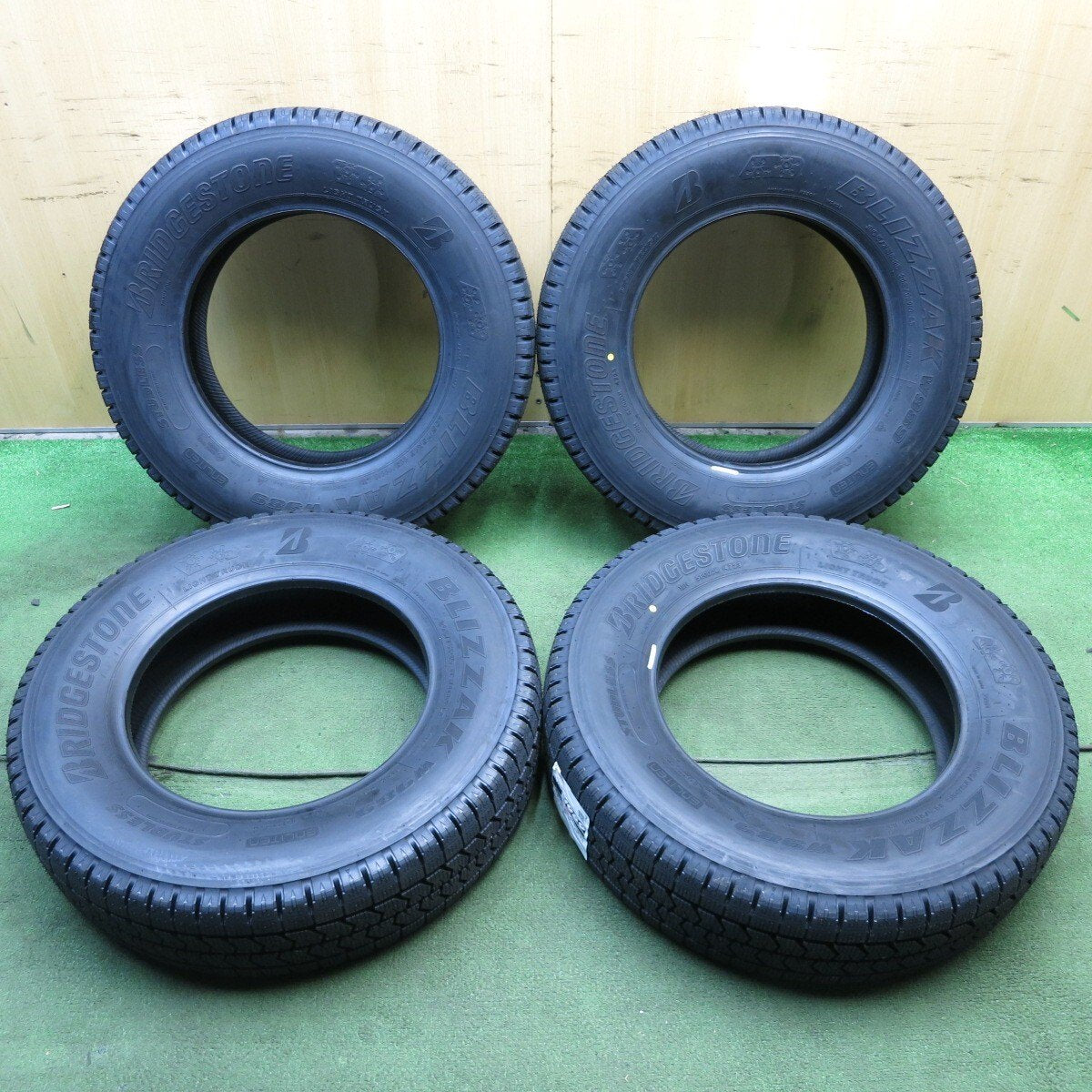未使用！23年★小型 トラック バン タイヤ 205/75R16 113/111N スタッドレス ブリヂストン ブリザック W989★4020914KKスタ