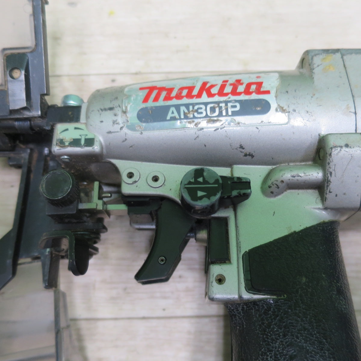 [送料無料] ☆マキタ 32mm 常圧 ポケット エア 釘打 AN301P 釘打ち機 エア 工具☆