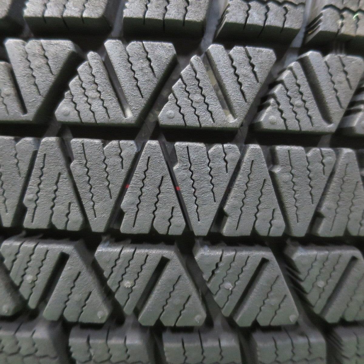 [送料無料] バリ溝！23年！キレイ！ほぼ10分★ジムニー 等 175/80R16 スタッドレス ブリヂストン ブリザック DM-V3 KAZERA H301 カゼラ 16インチ PCD139.7/5H★5032205イス